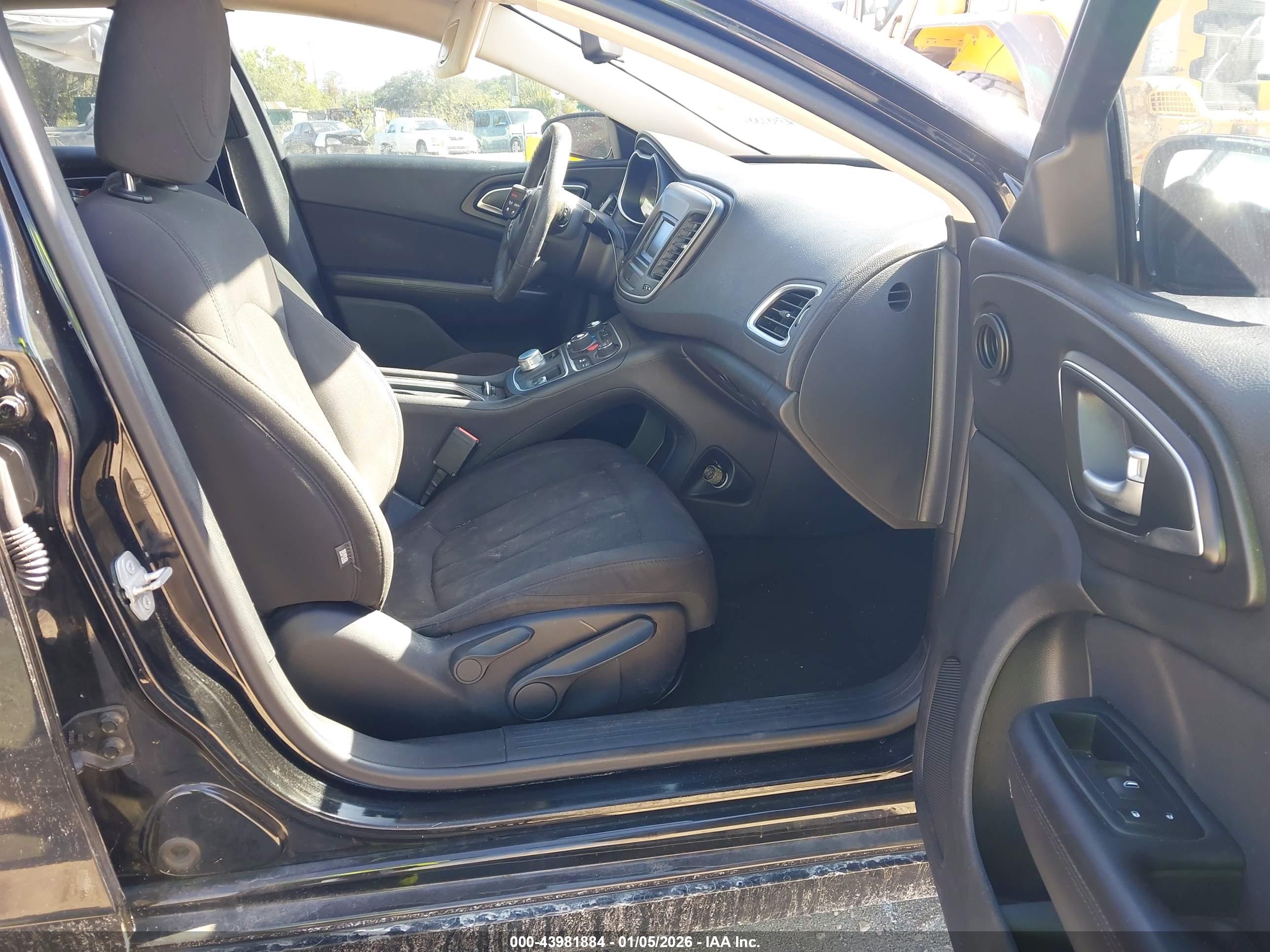 CHRYSLER 200 image 5