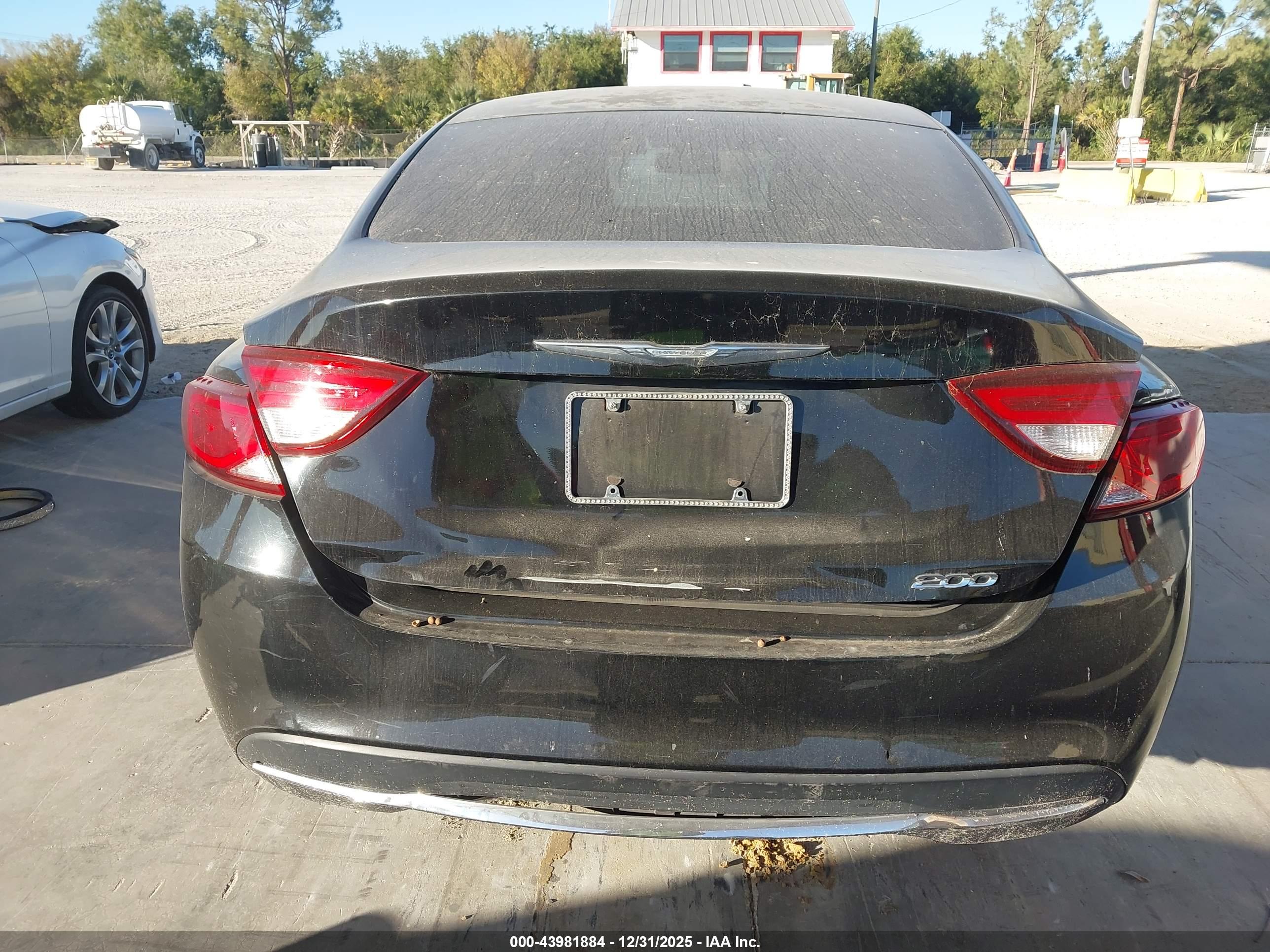 CHRYSLER 200 image 6