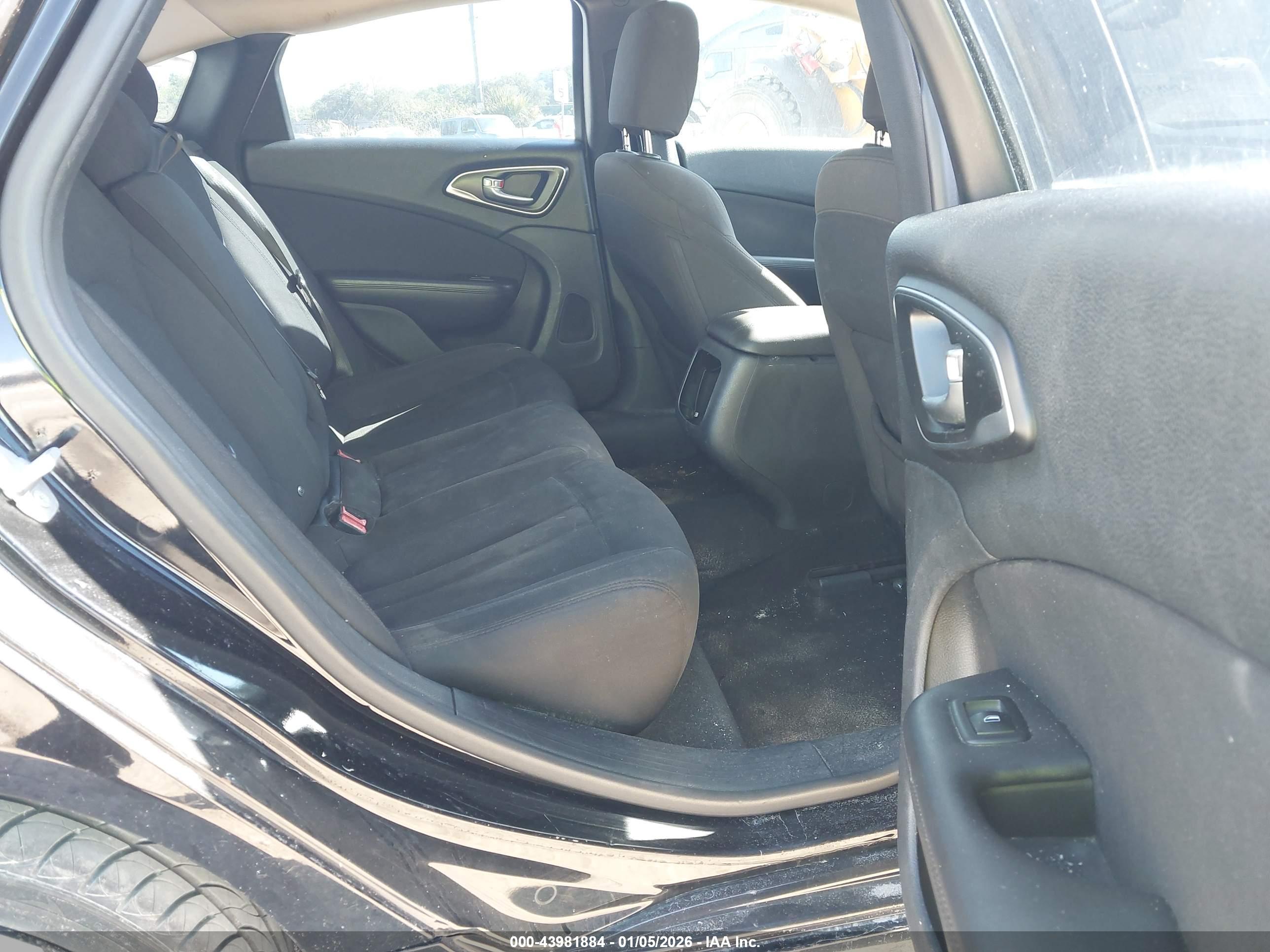 CHRYSLER 200 image 8