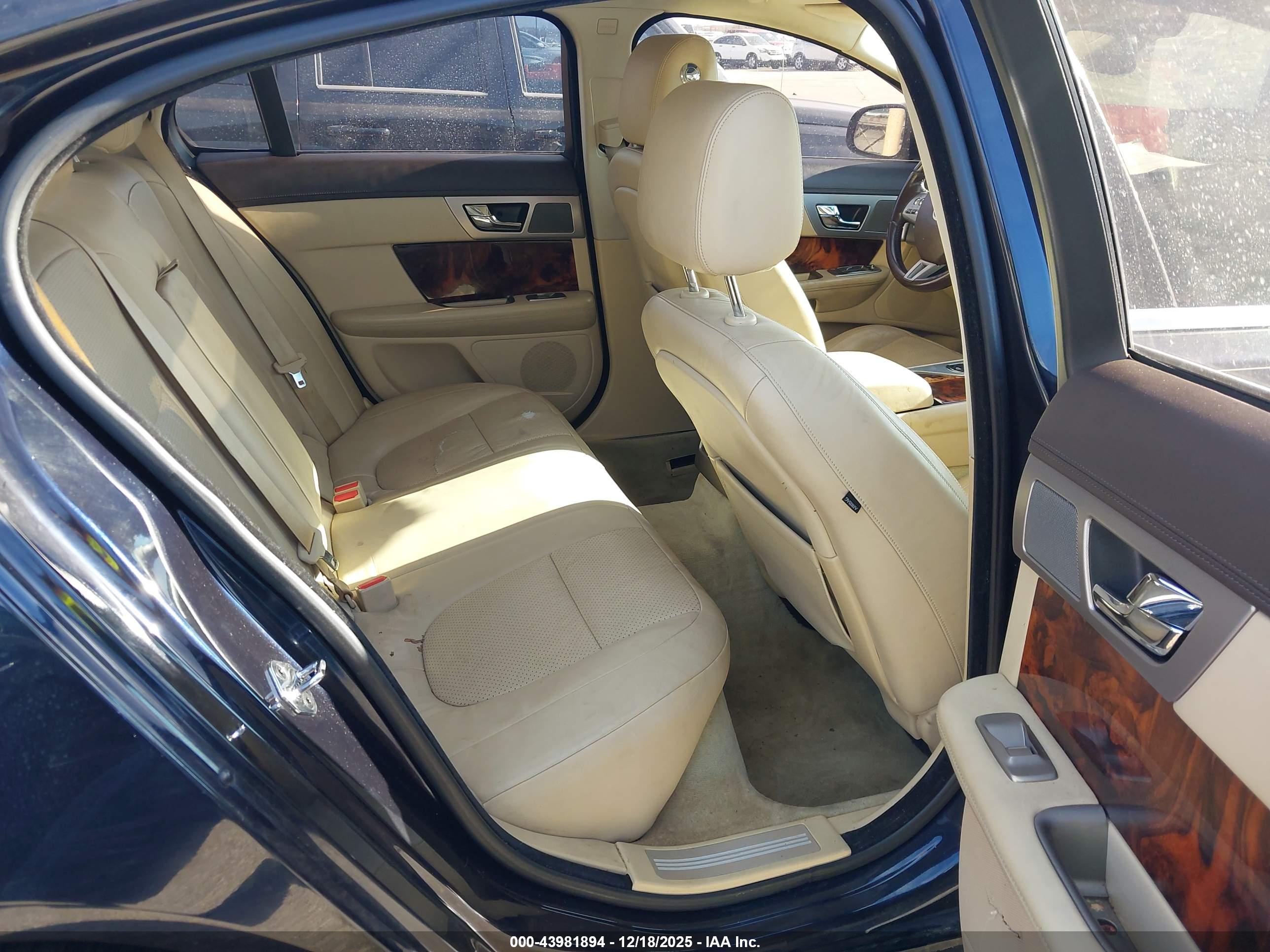 JAGUAR XF image 8