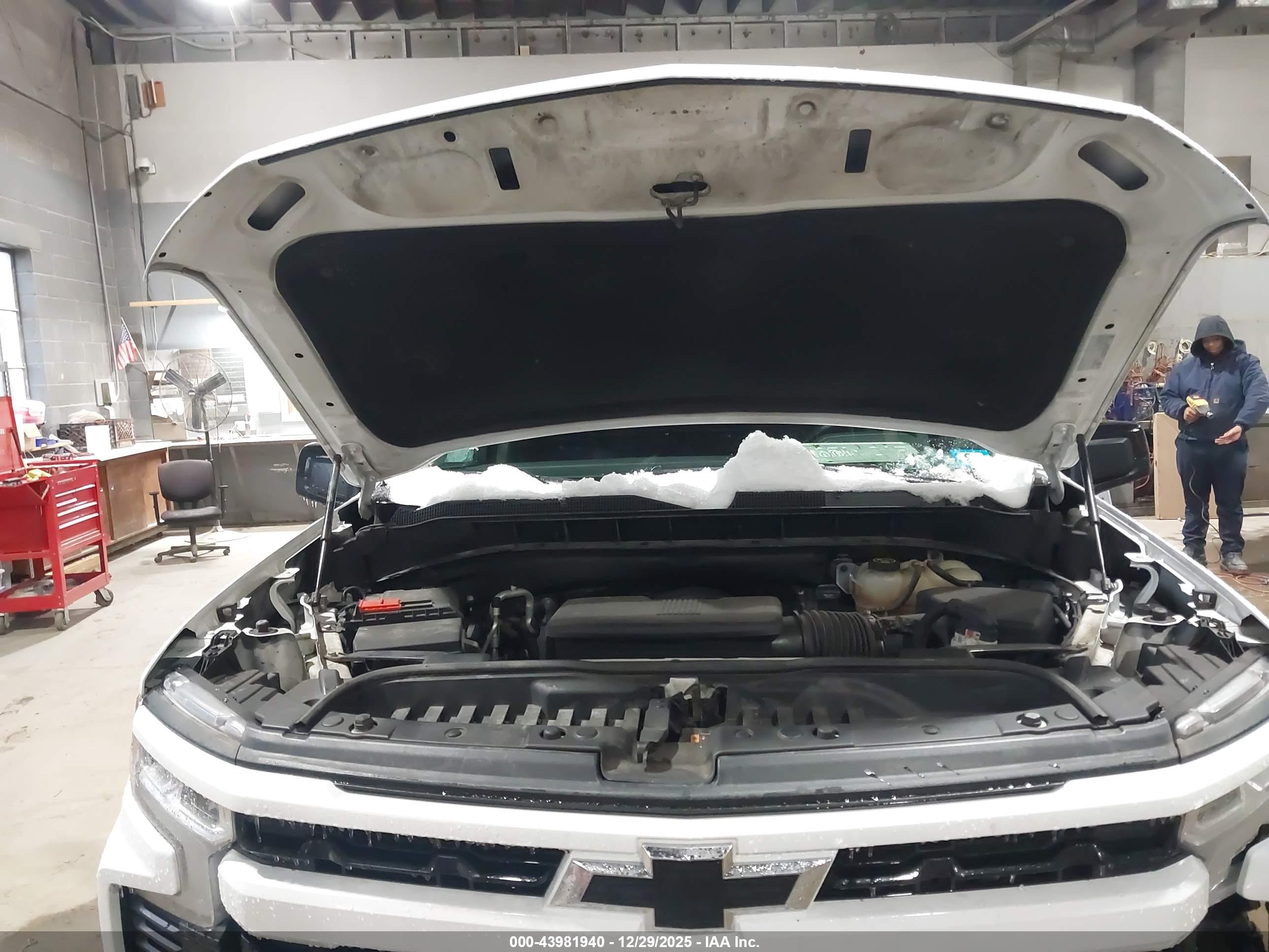 CHEVROLET SILVERADO image 10