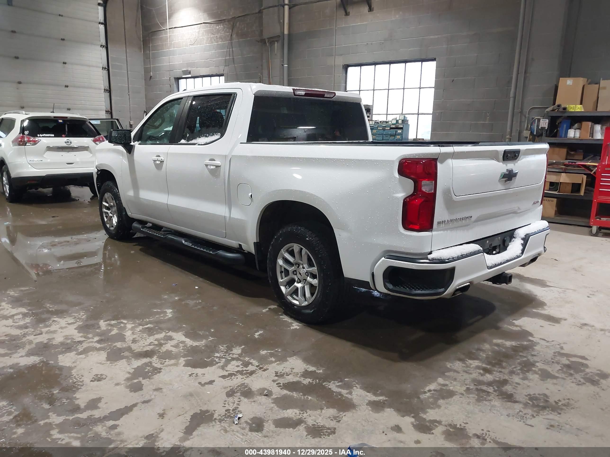 CHEVROLET SILVERADO image 3