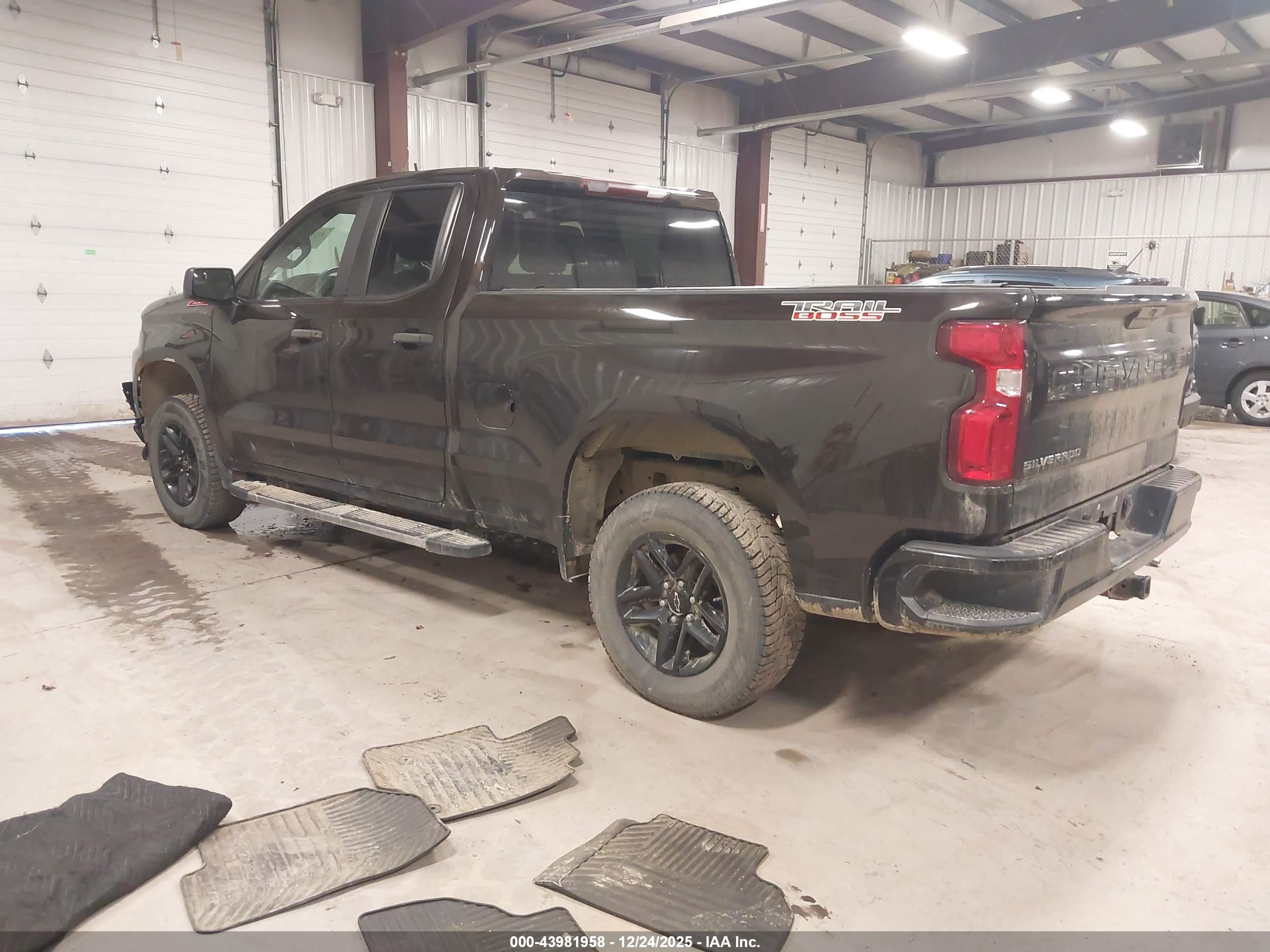 CHEVROLET SILVERADO image 3