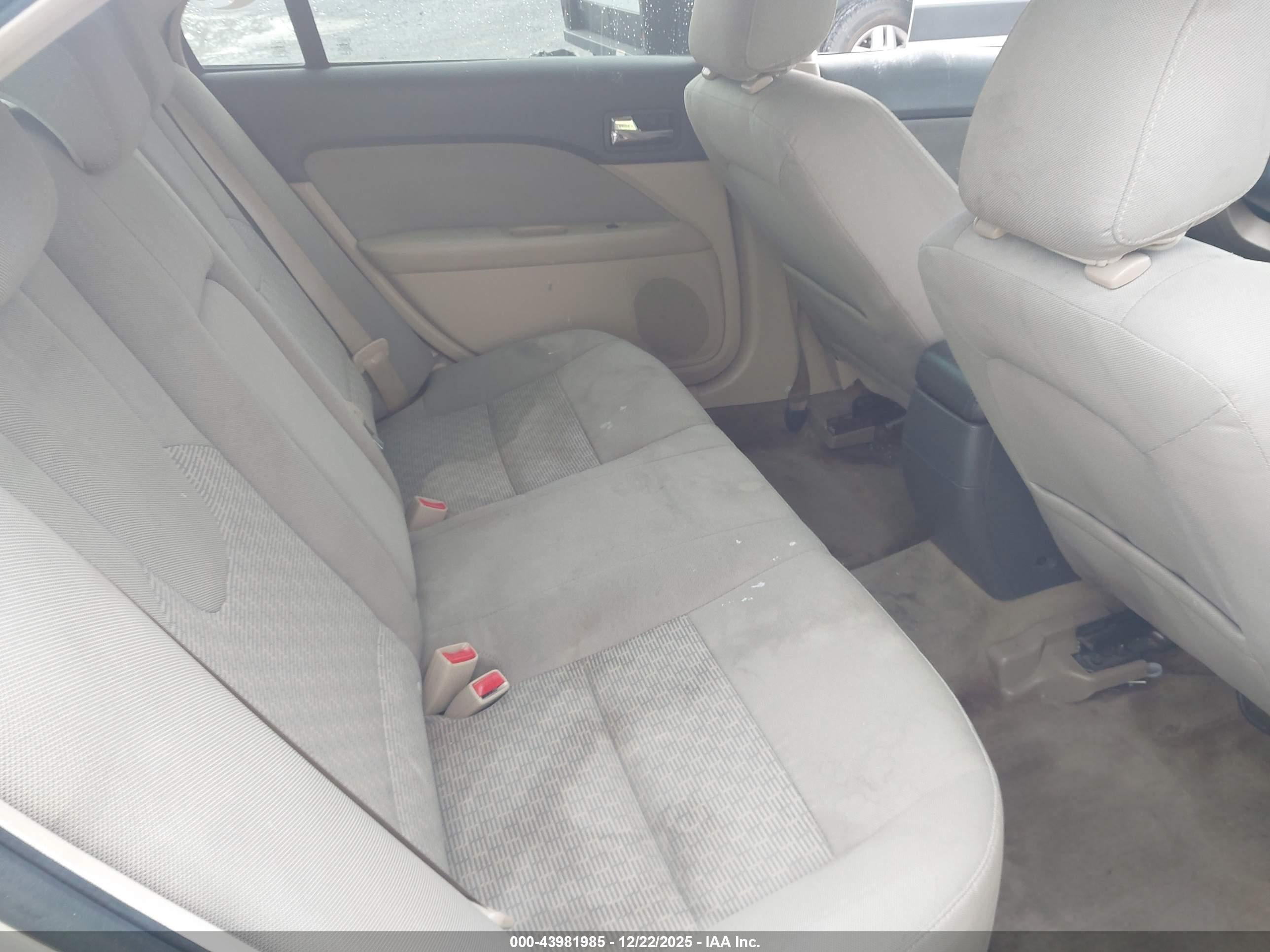 FORD FUSION image 8