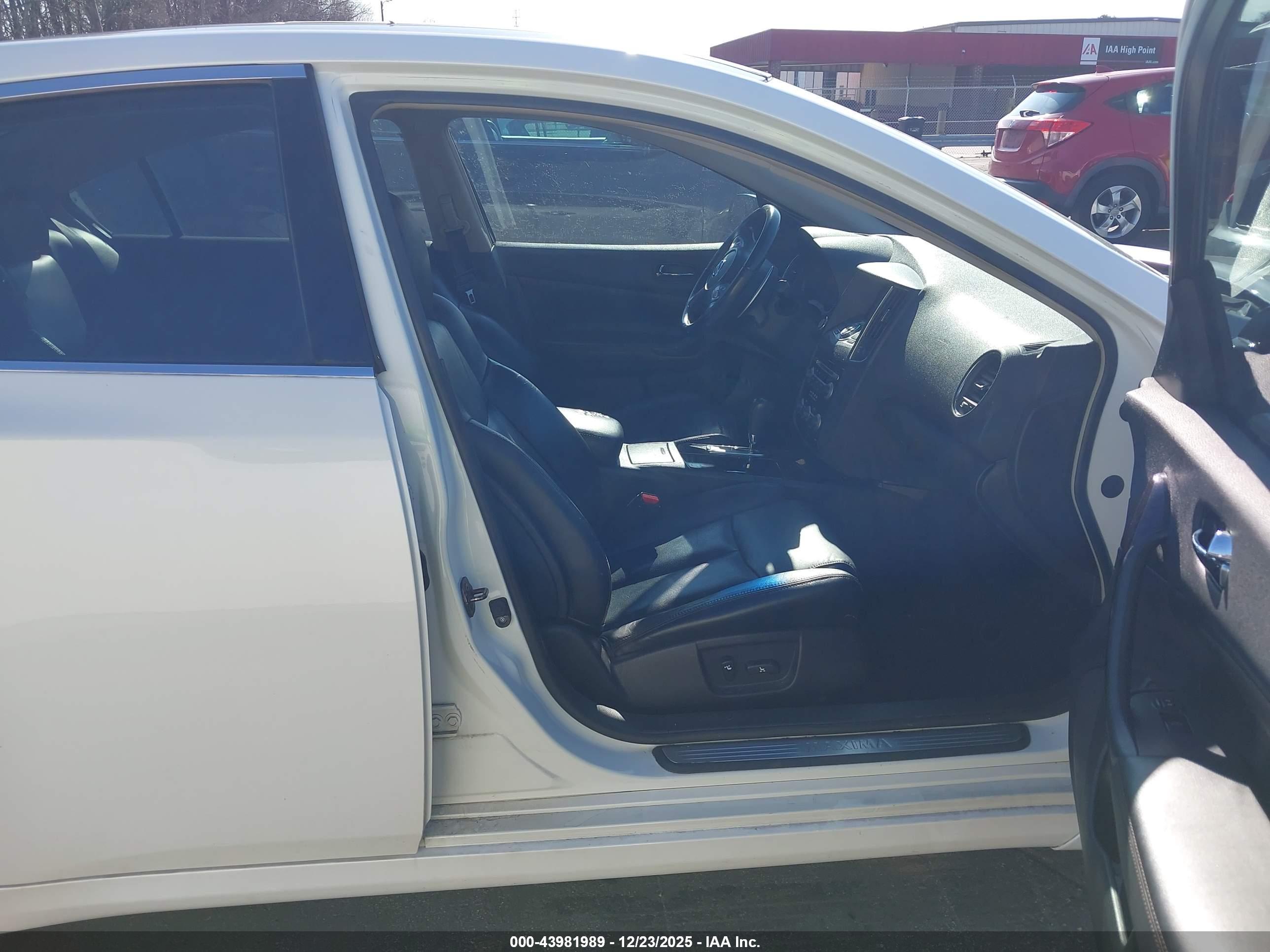 NISSAN MAXIMA image 5