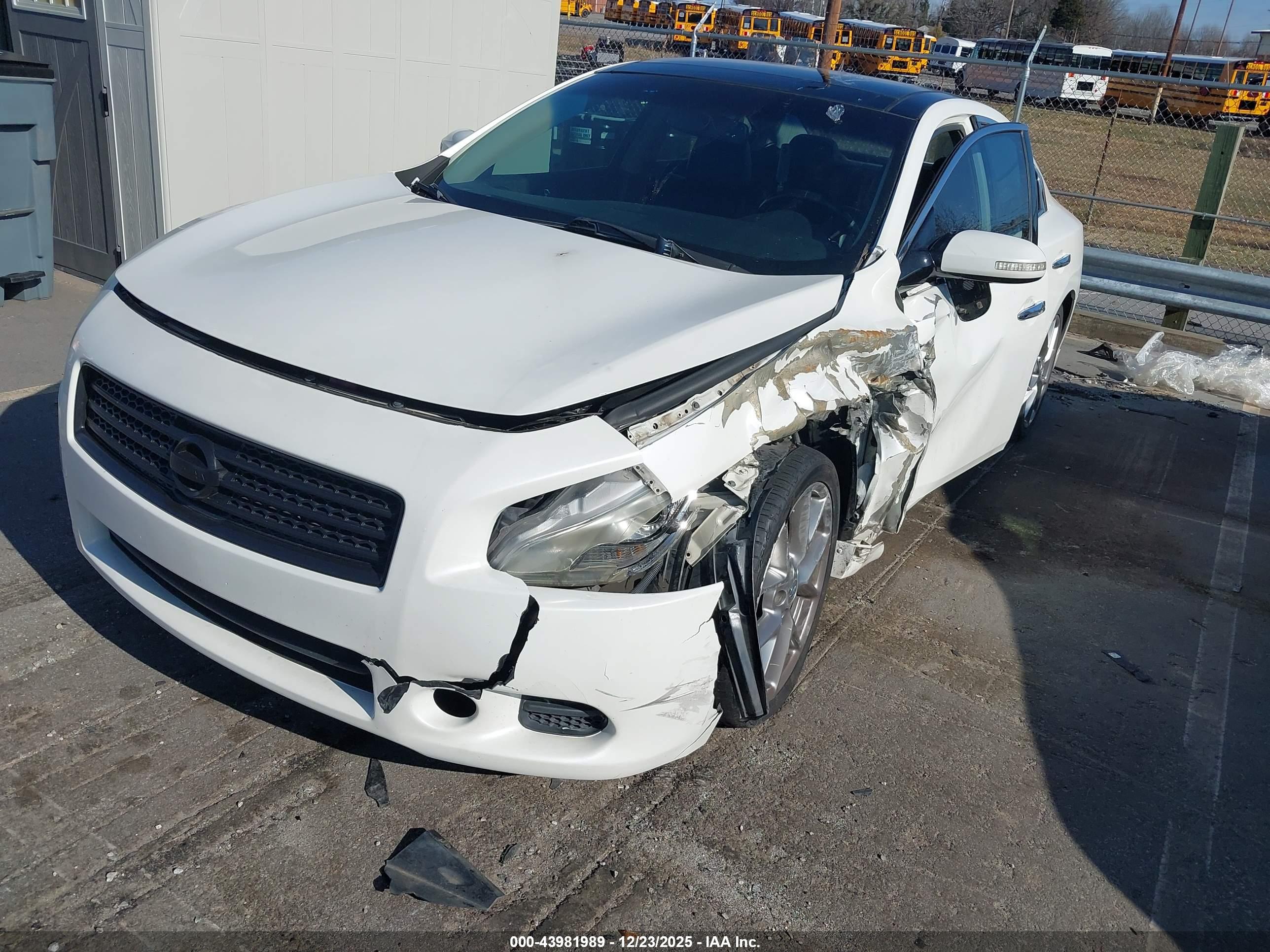 NISSAN MAXIMA image 6
