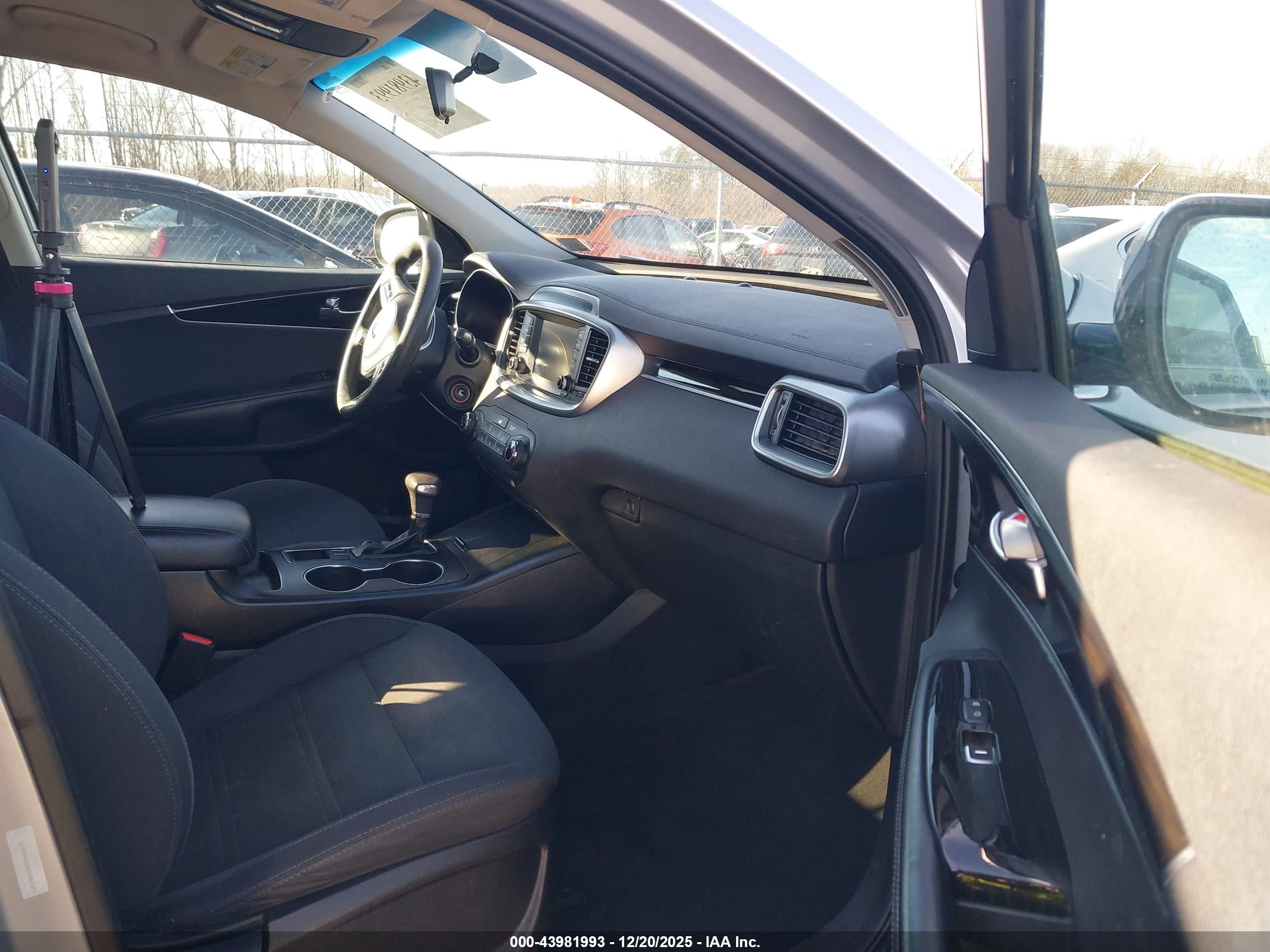 KIA SORENTO image 5