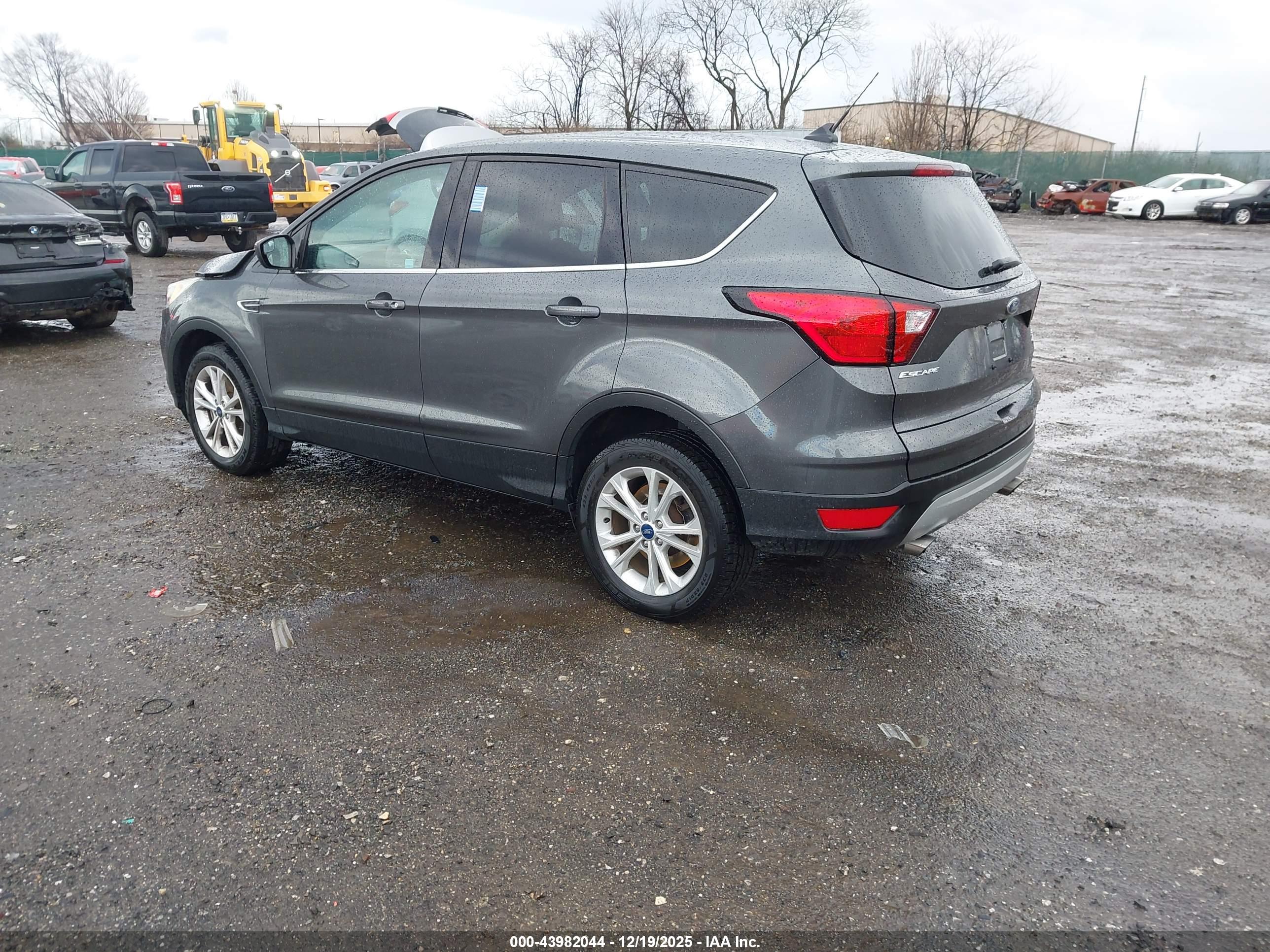 FORD ESCAPE image 3