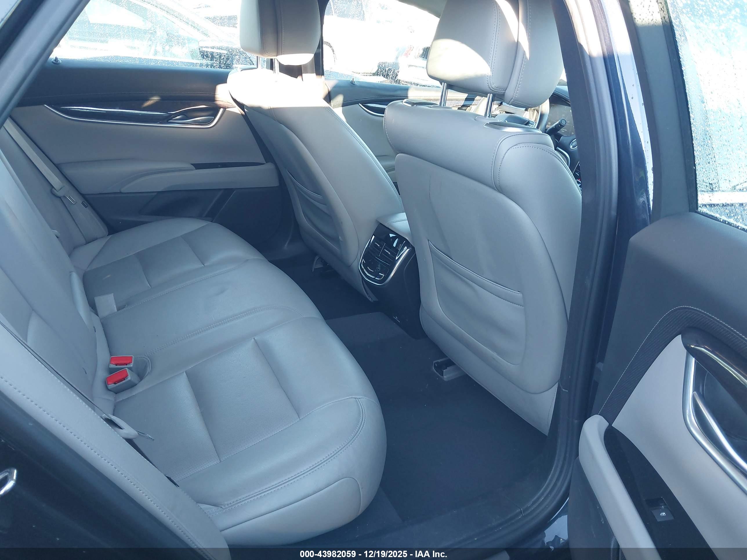 CADILLAC XTS image 8