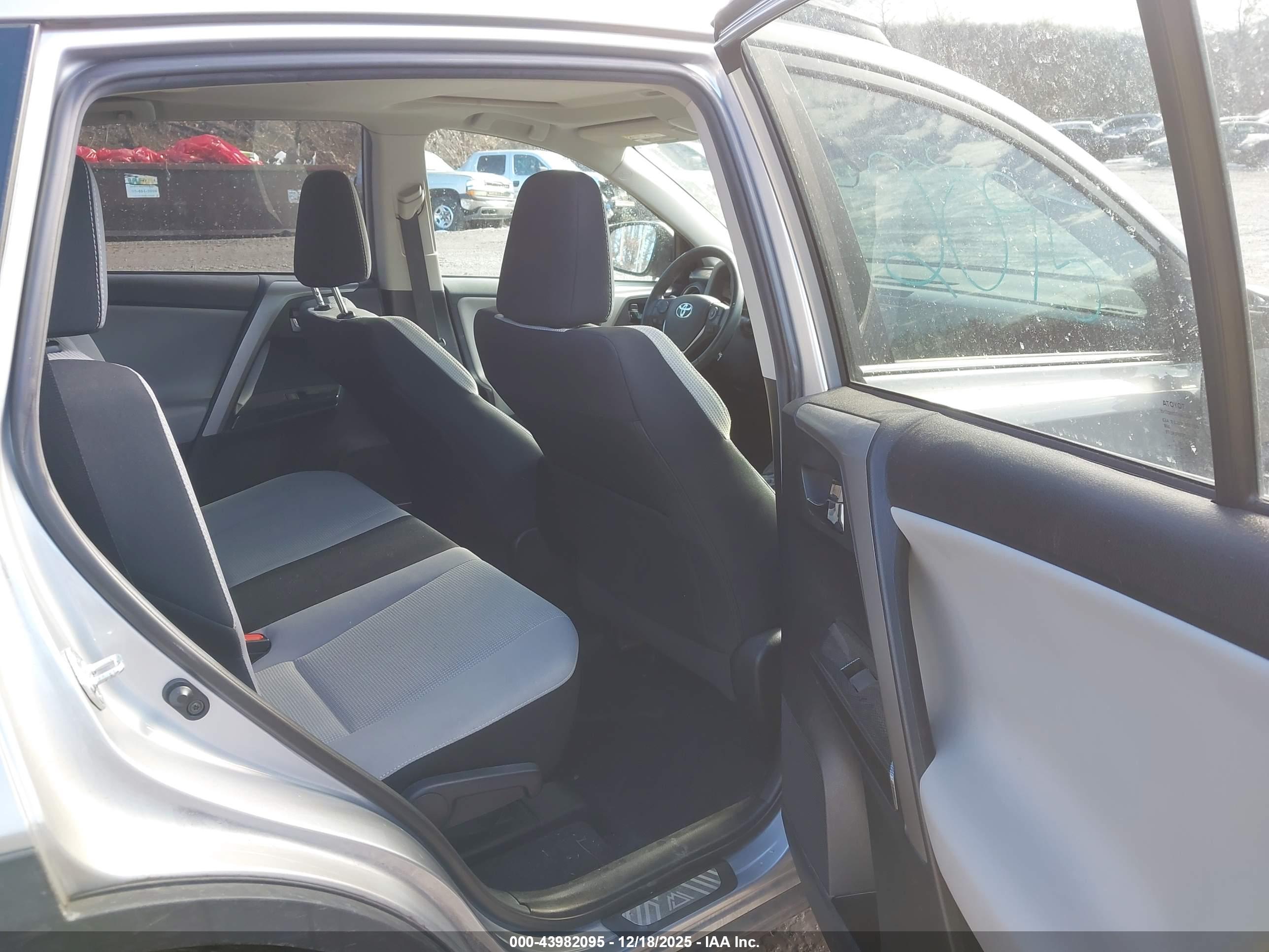 TOYOTA RAV4 image 8