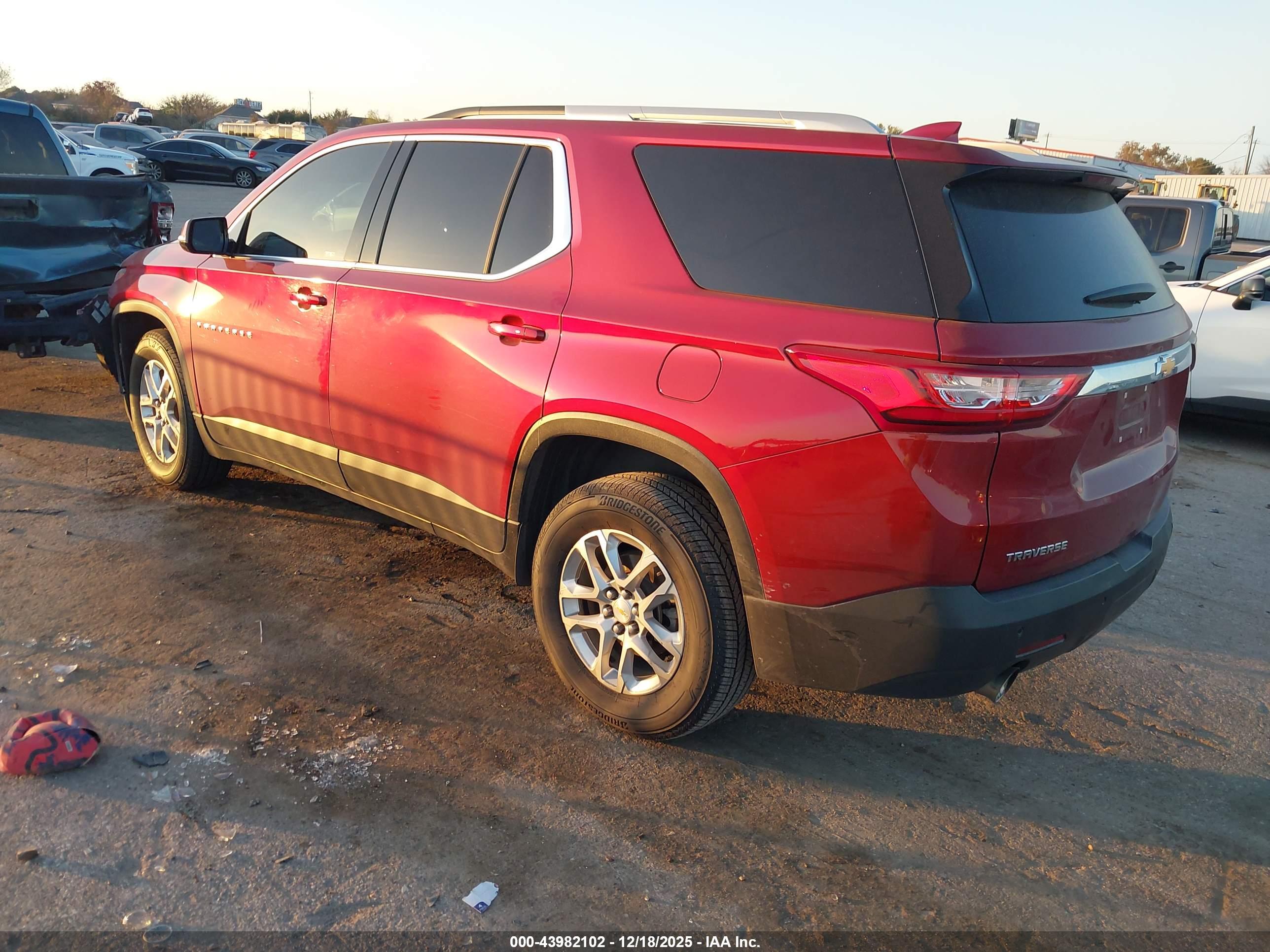 CHEVROLET TRAVERSE image 3