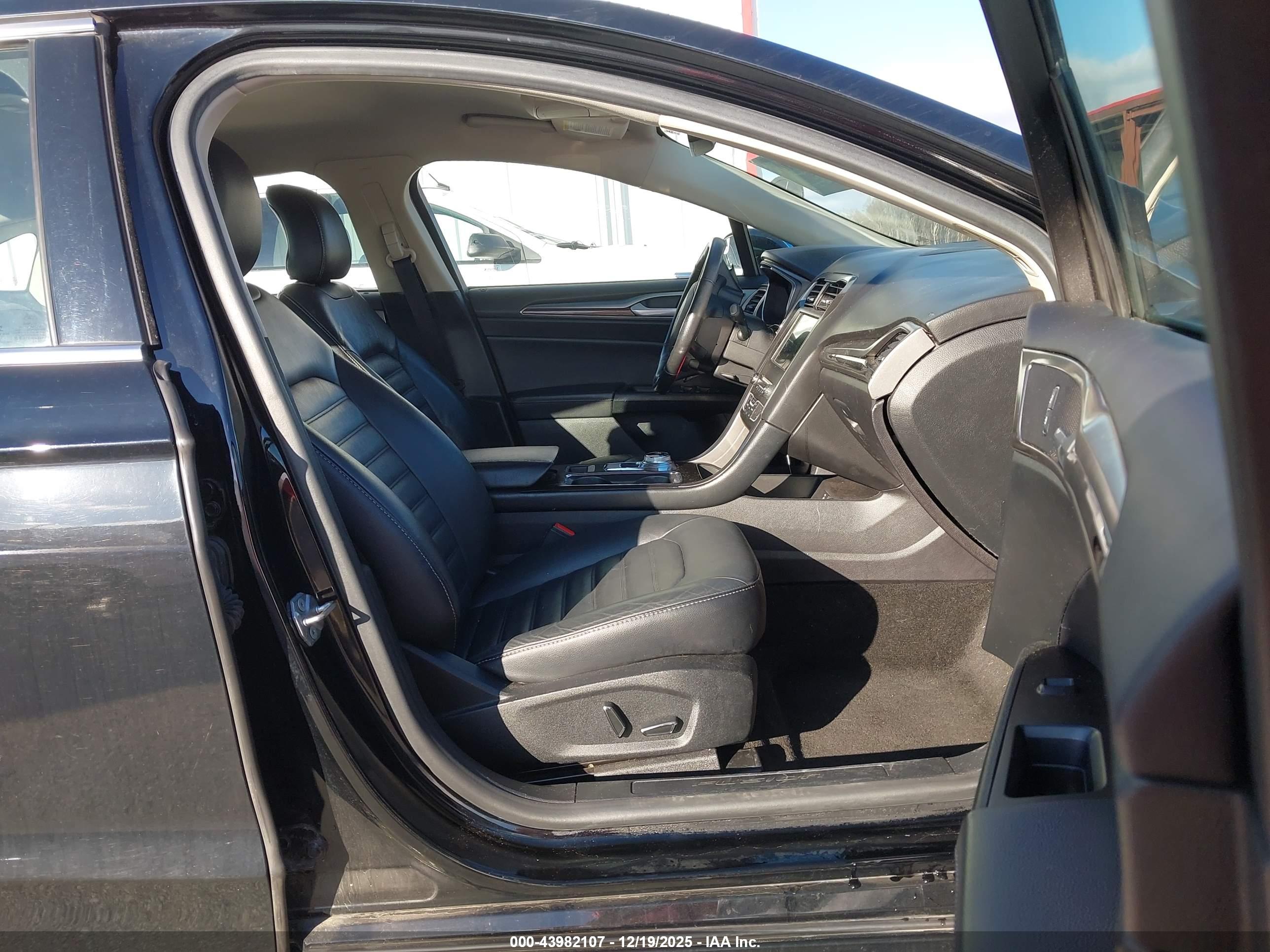 FORD FUSION image 5
