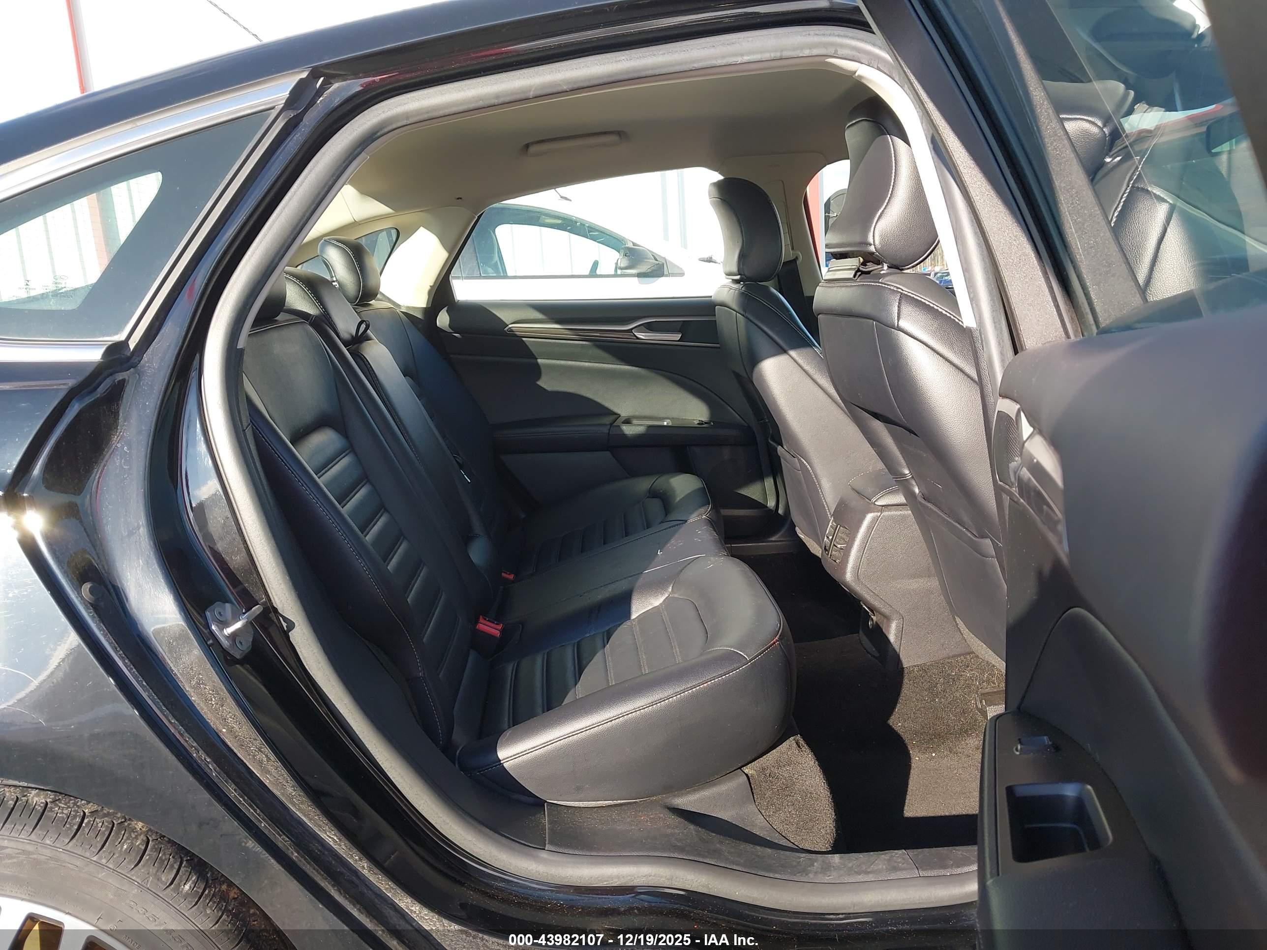 FORD FUSION image 8