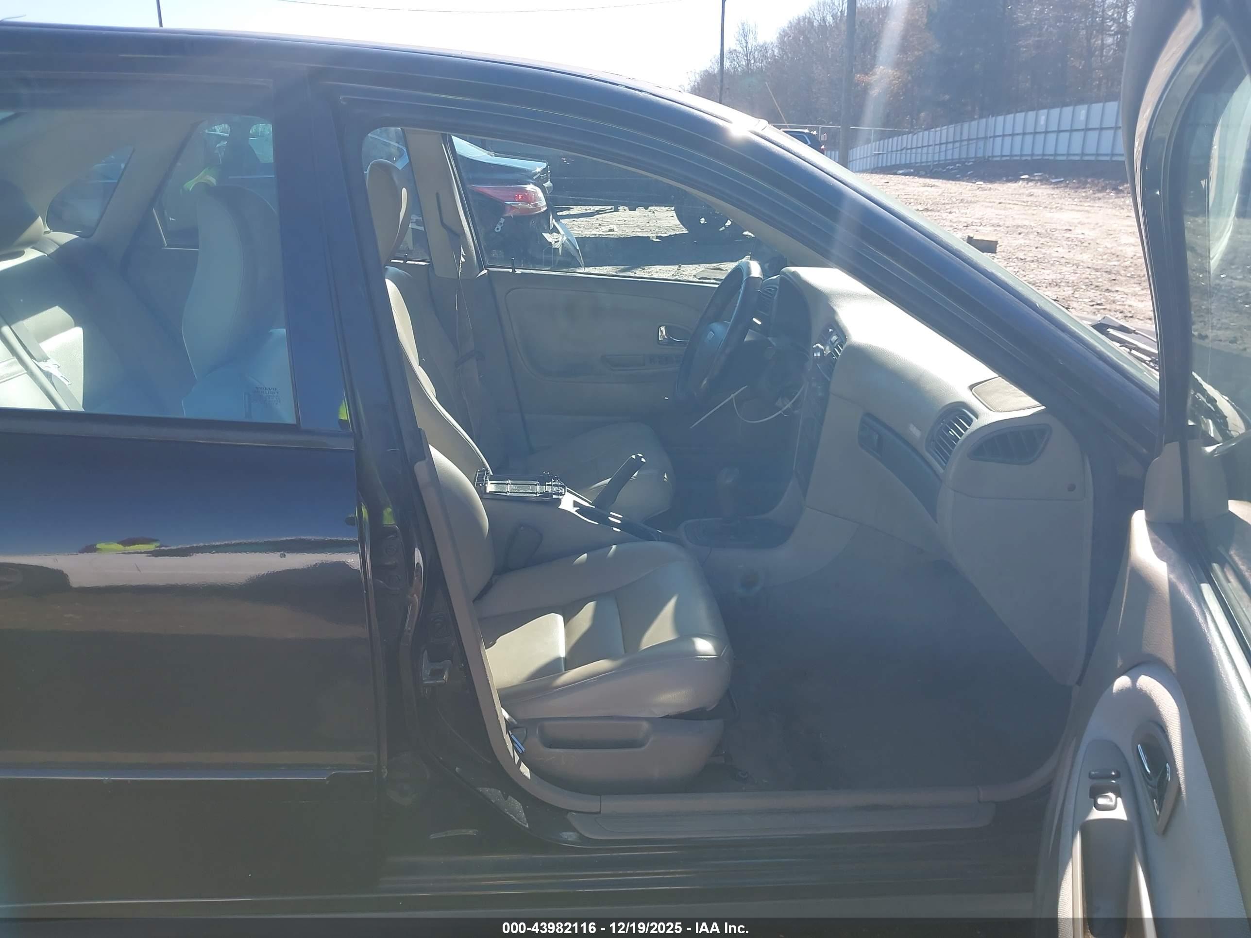 VOLVO S40 image 5