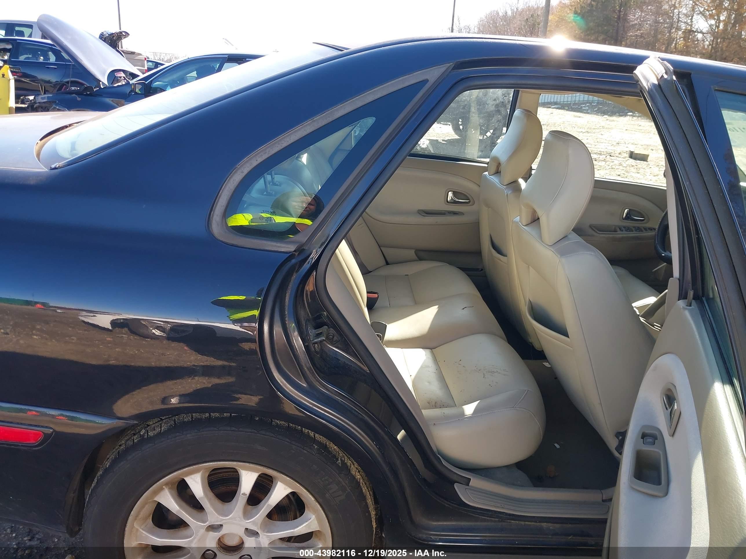 VOLVO S40 image 8
