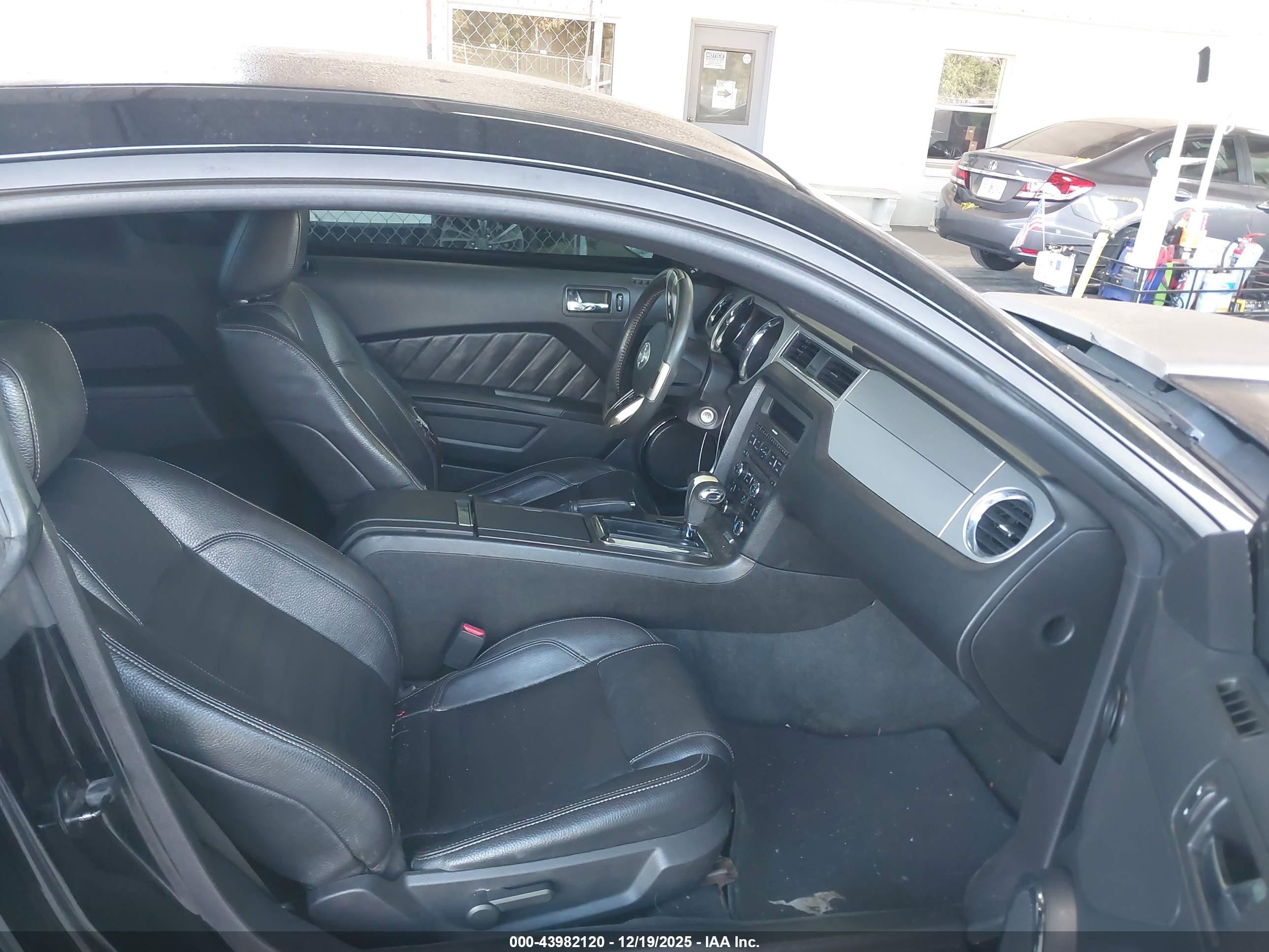 FORD MUSTANG image 5