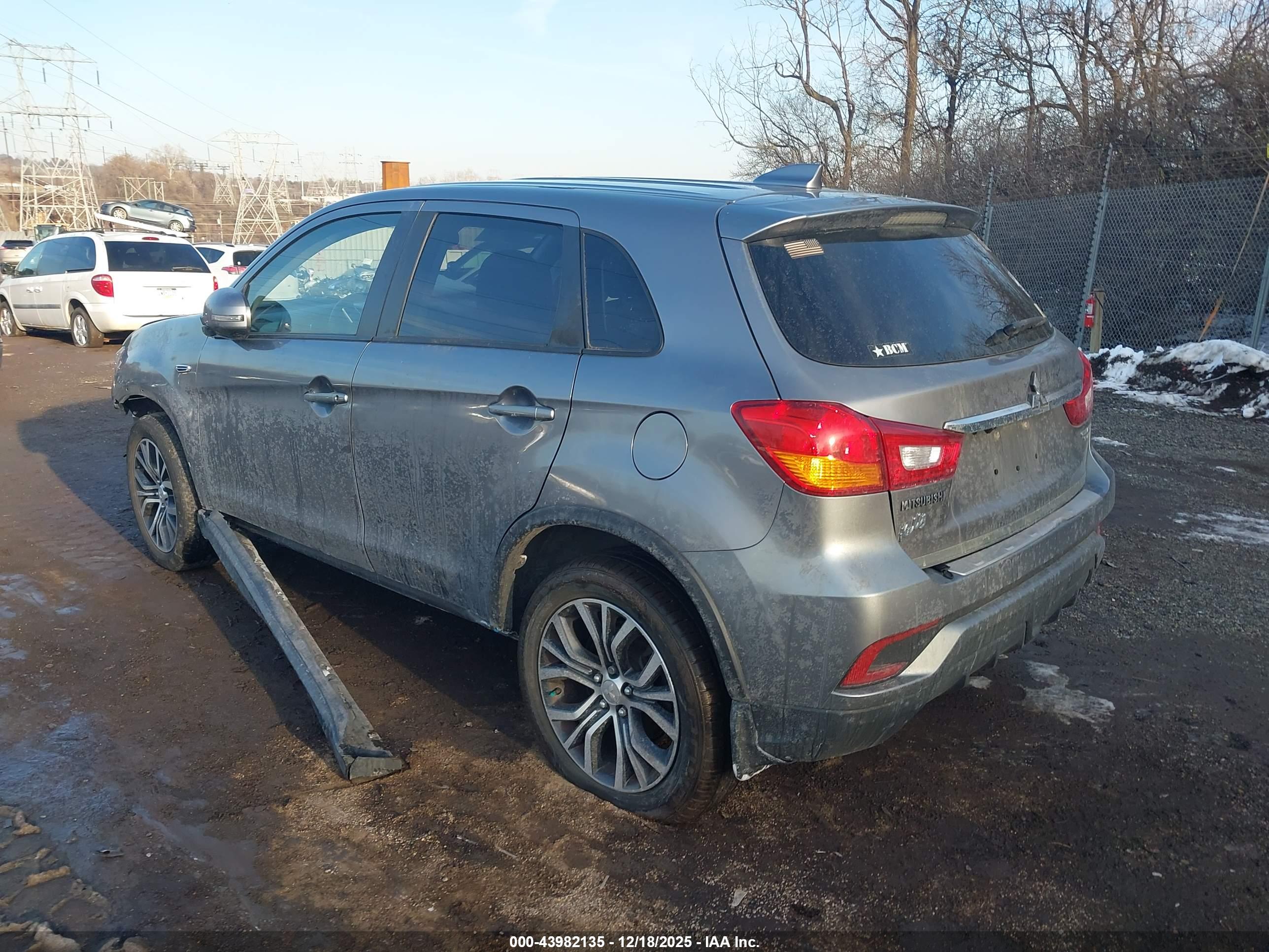 MITSUBISHI OUTLANDER image 3