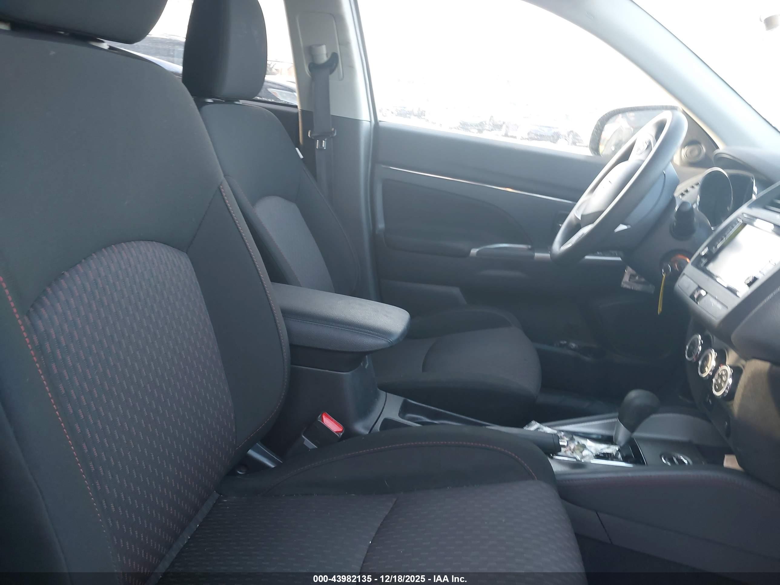 MITSUBISHI OUTLANDER image 5