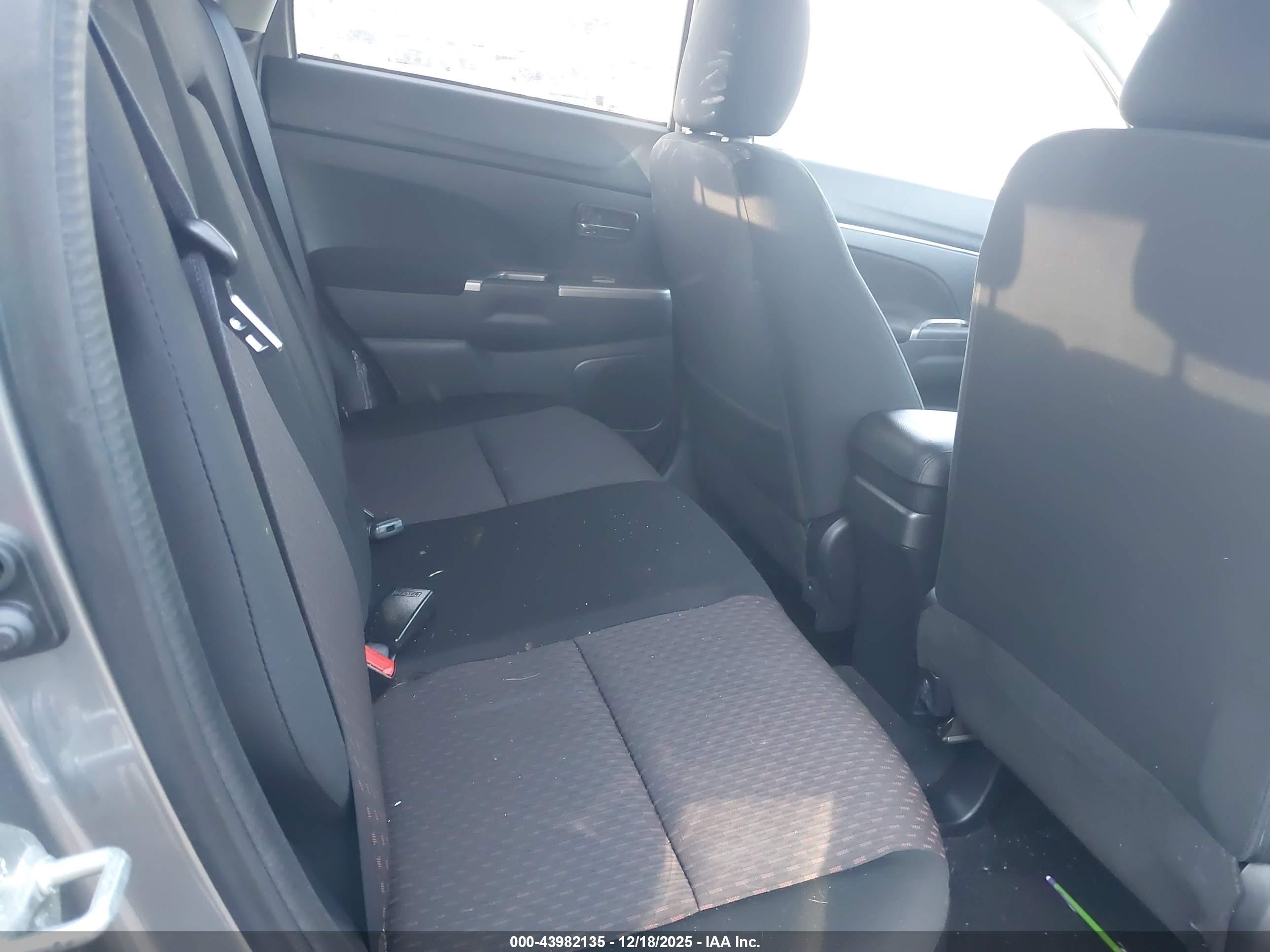 MITSUBISHI OUTLANDER image 8