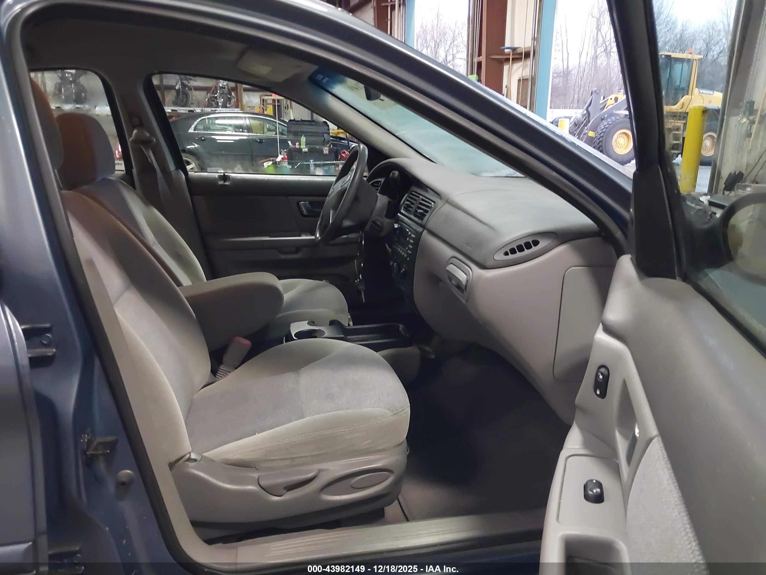 FORD TAURUS image 5