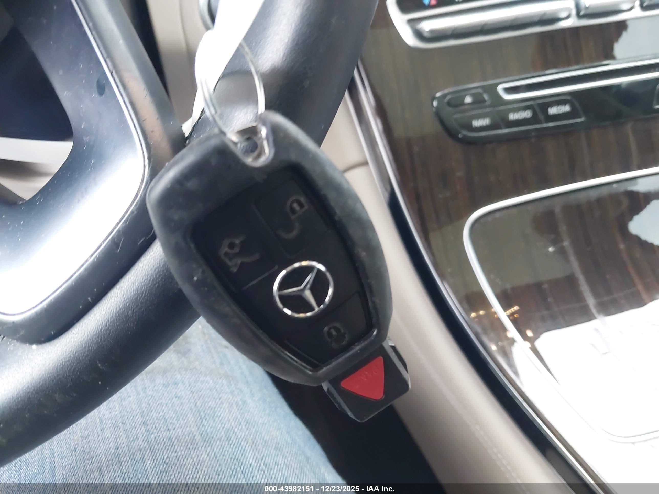 MERCEDES-BENZ GLC image 11