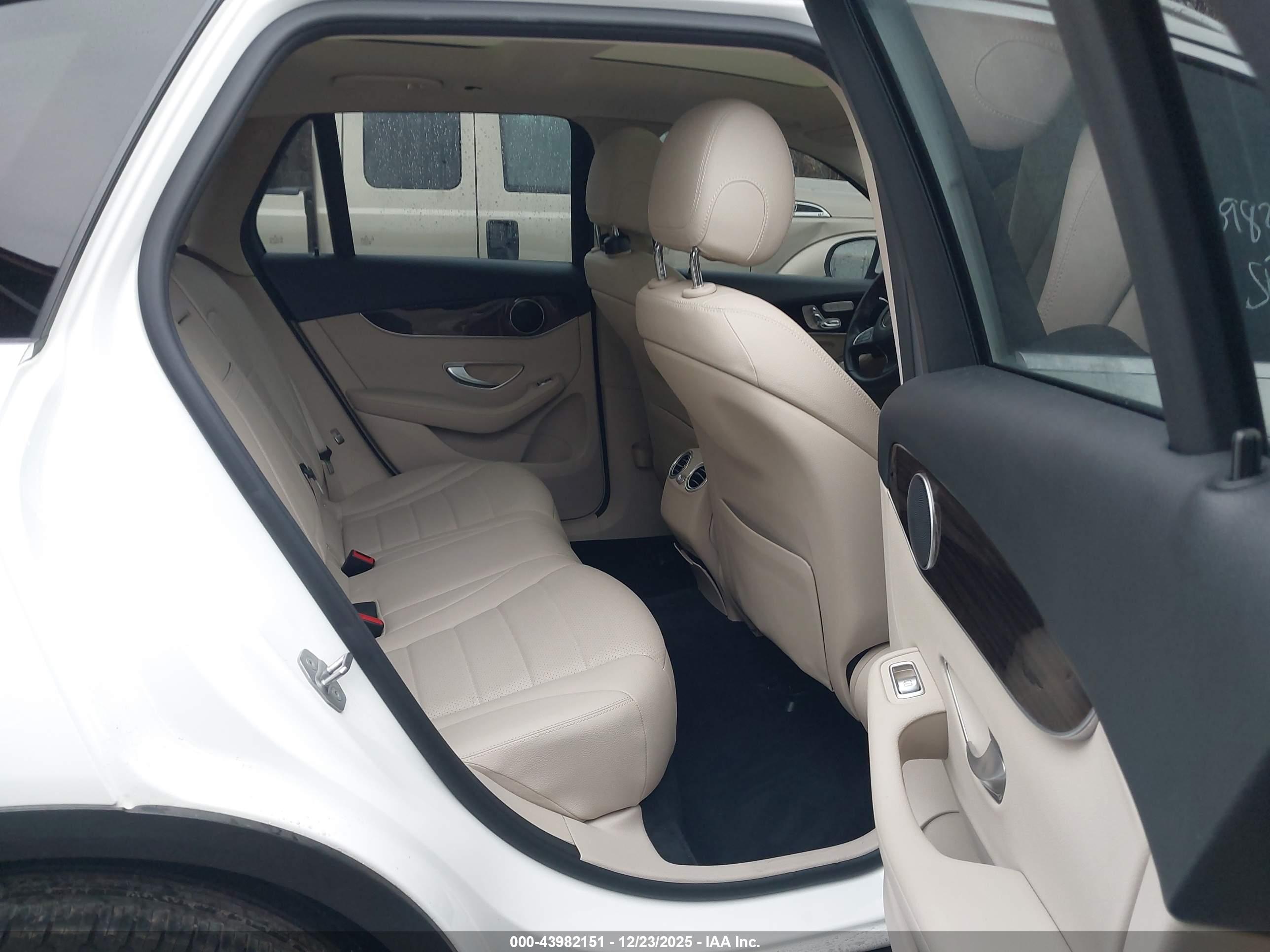 MERCEDES-BENZ GLC image 8