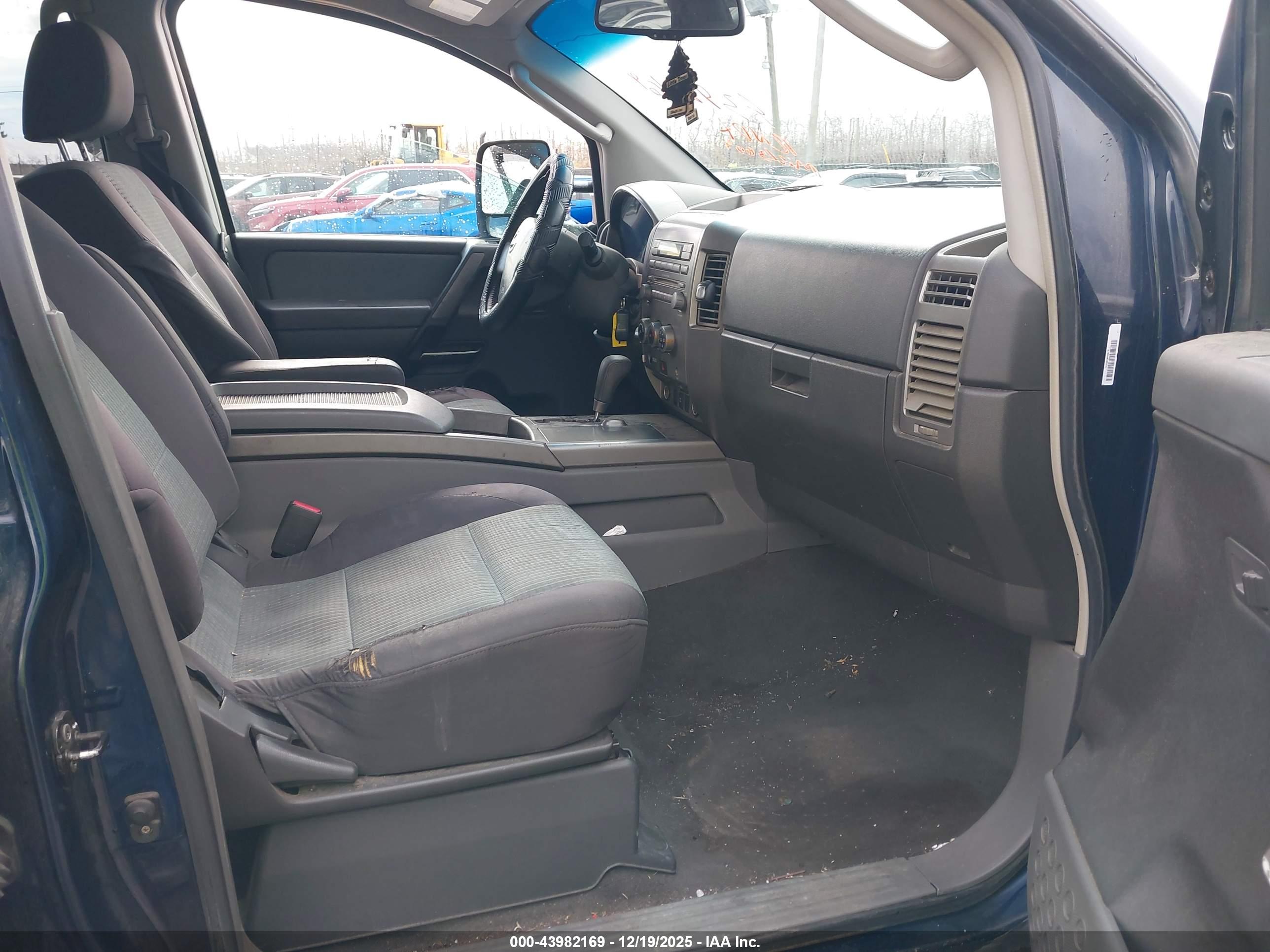 NISSAN TITAN image 5