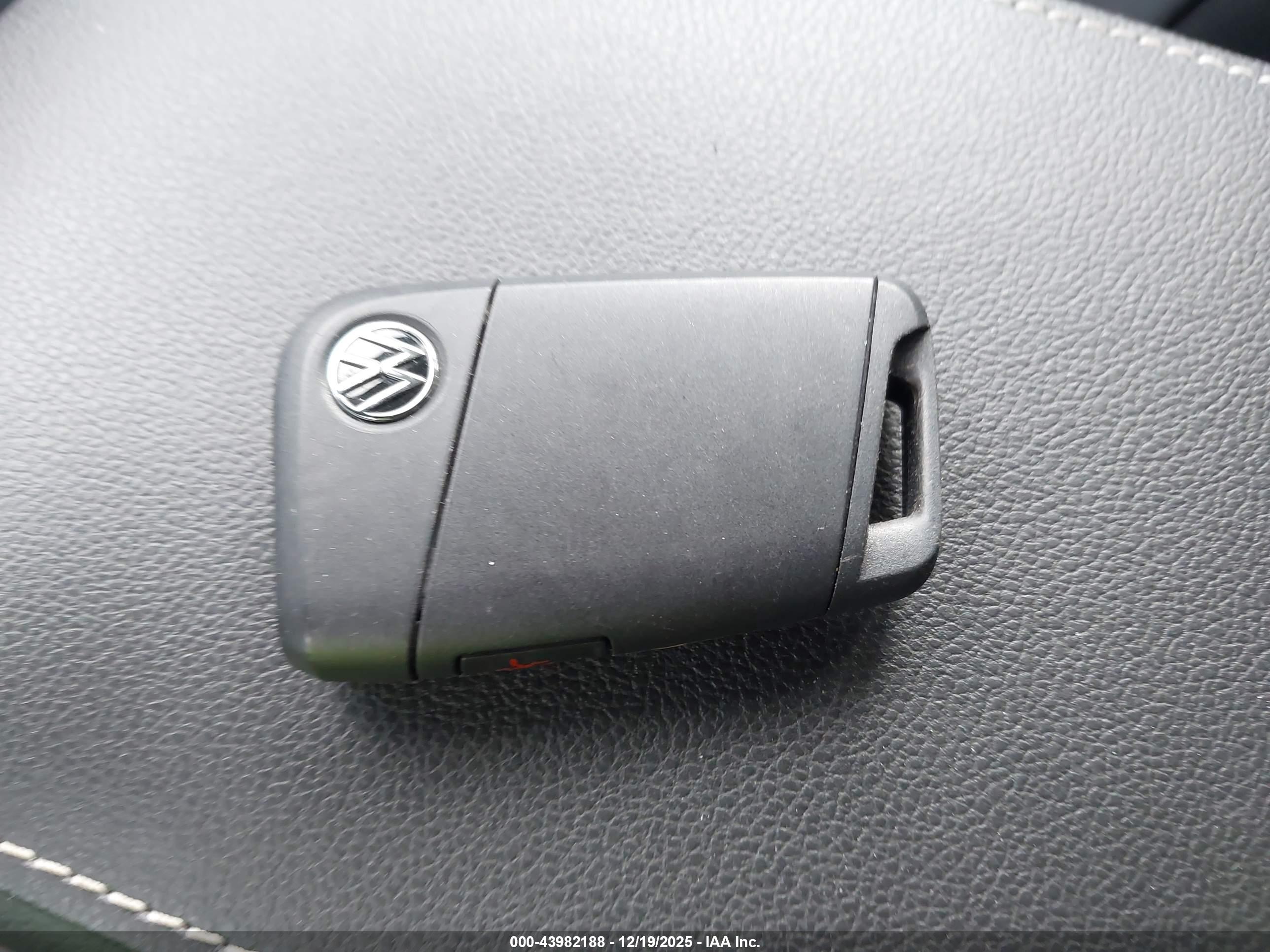 VOLKSWAGEN TIGUAN image 11