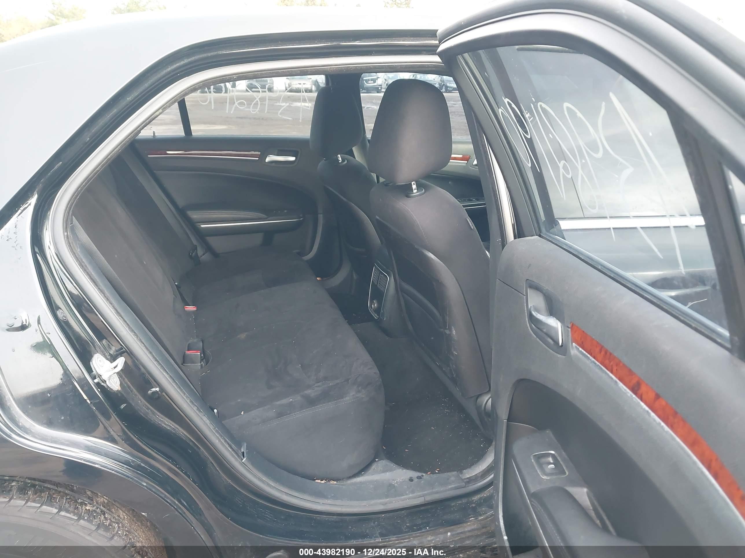 CHRYSLER 300 image 8