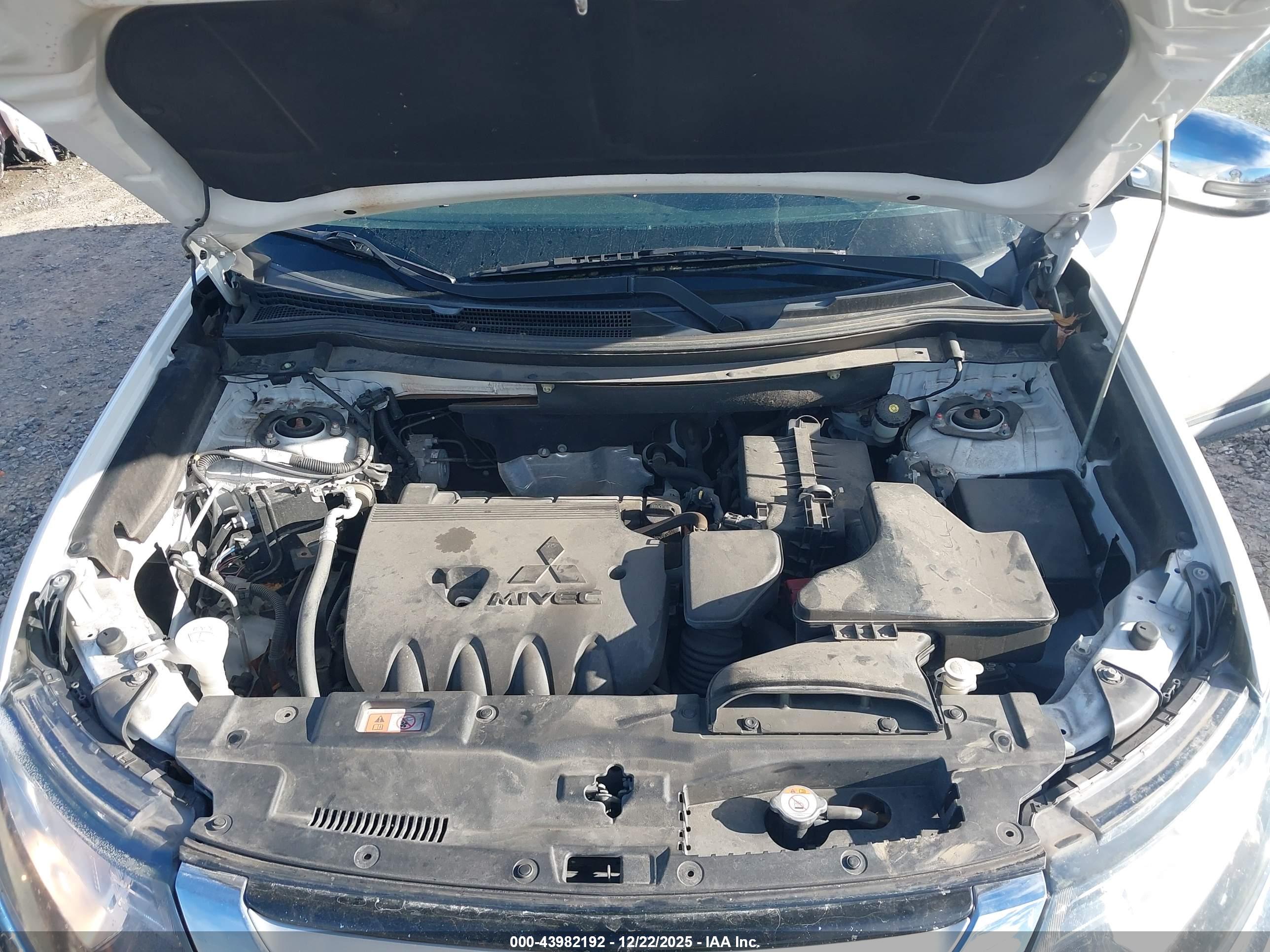 MITSUBISHI OUTLANDER image 10