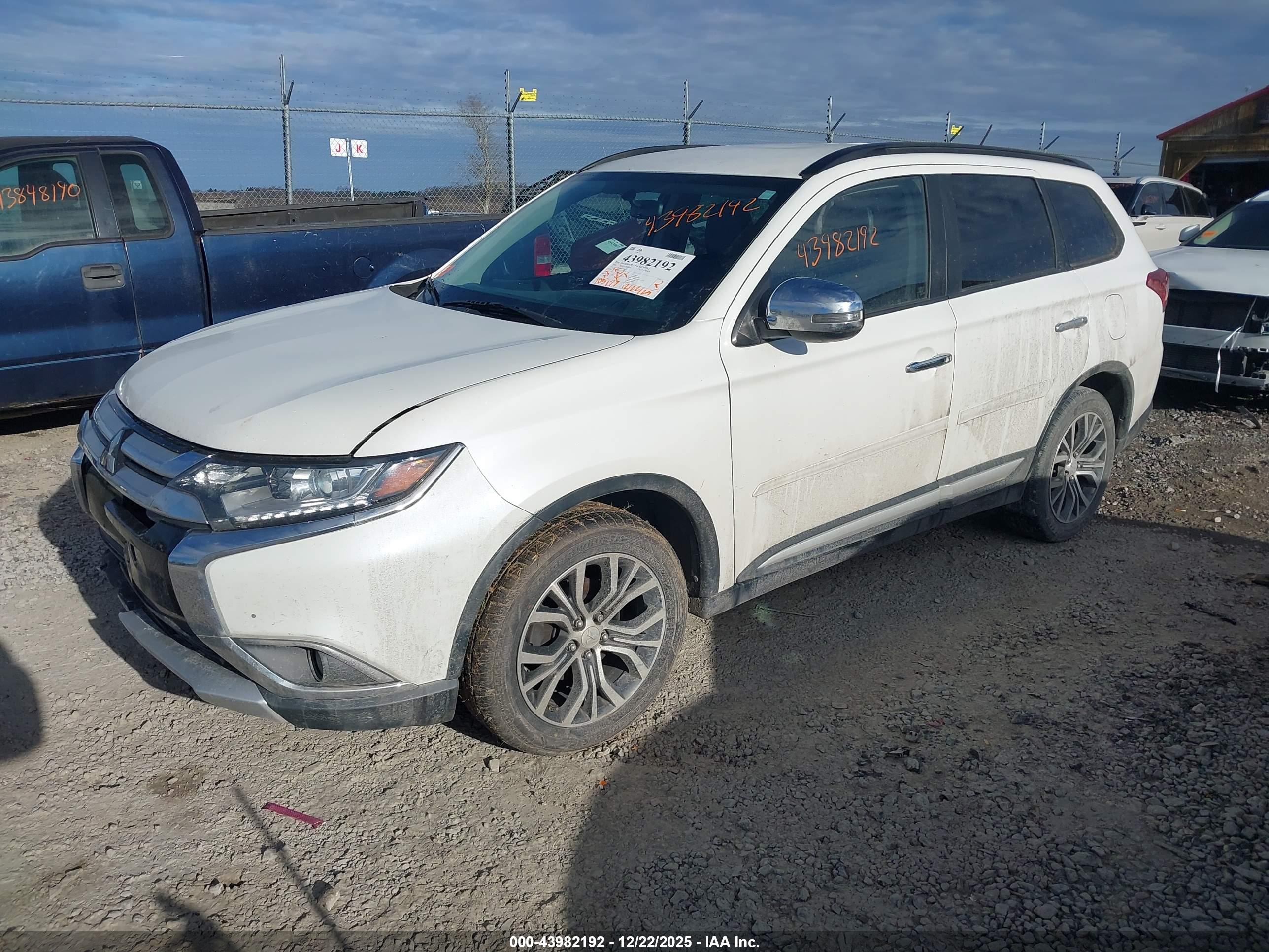 MITSUBISHI OUTLANDER image 2