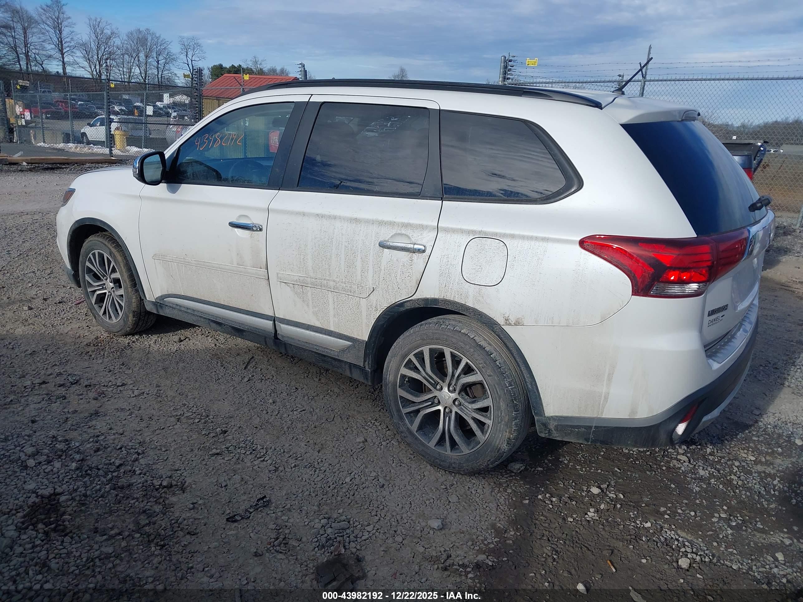 MITSUBISHI OUTLANDER image 3