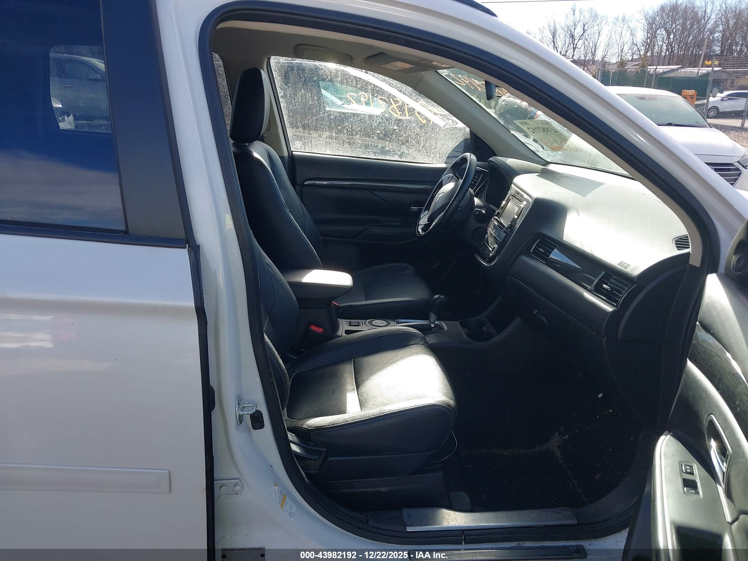 MITSUBISHI OUTLANDER image 5