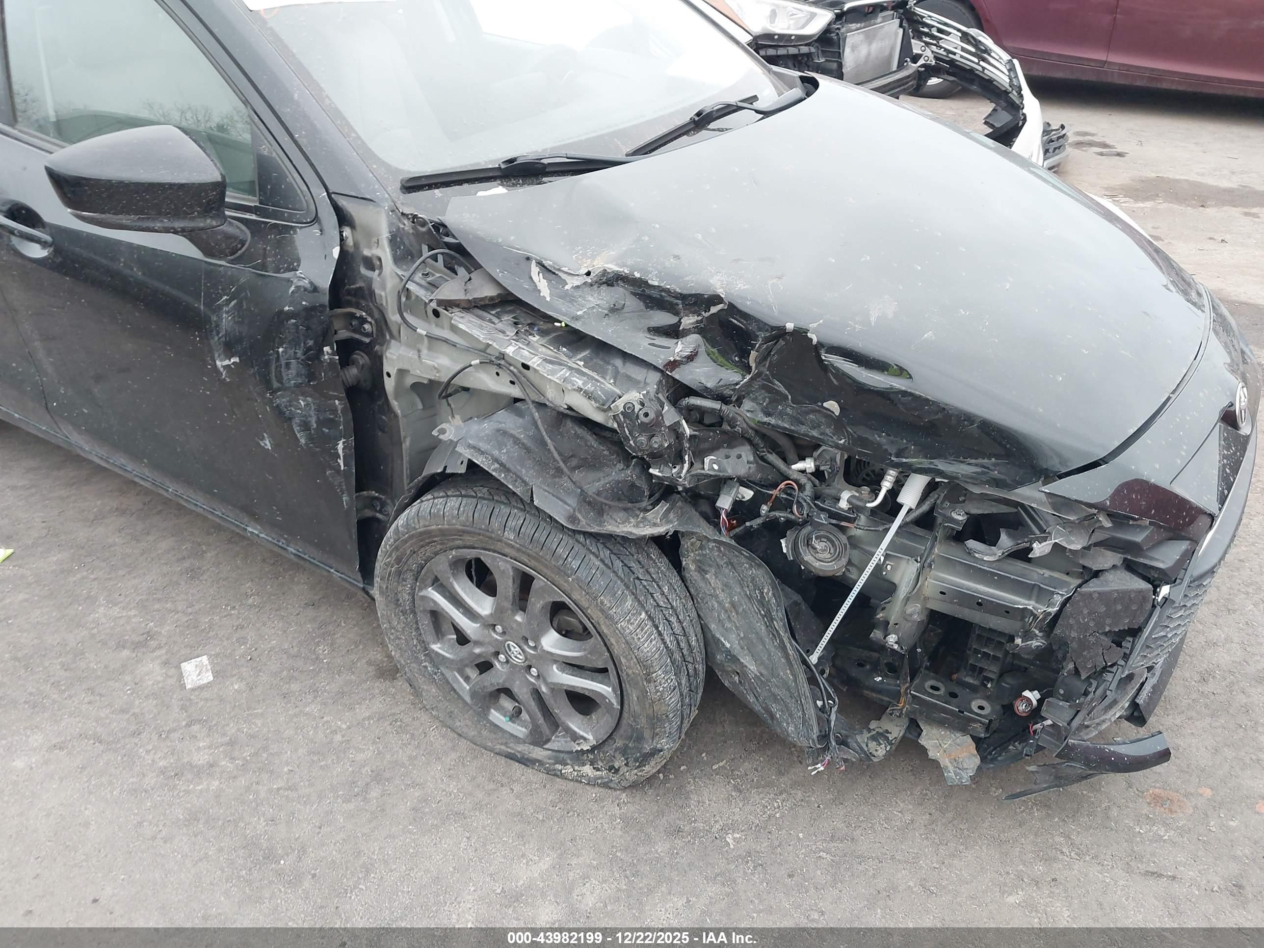 TOYOTA YARIS image 6