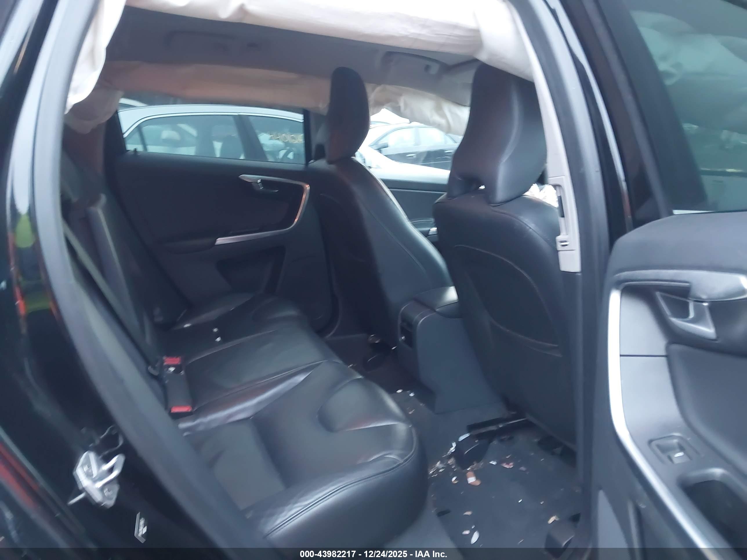 VOLVO XC60 image 8