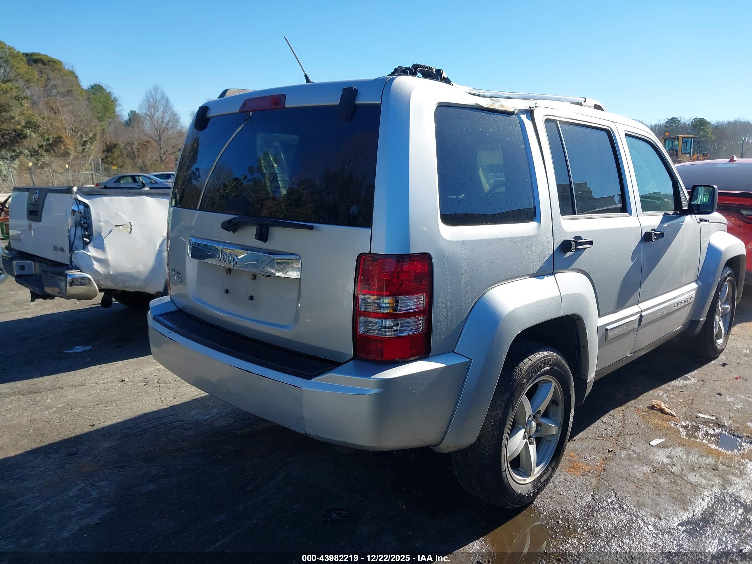 JEEP LIBERTY image 4