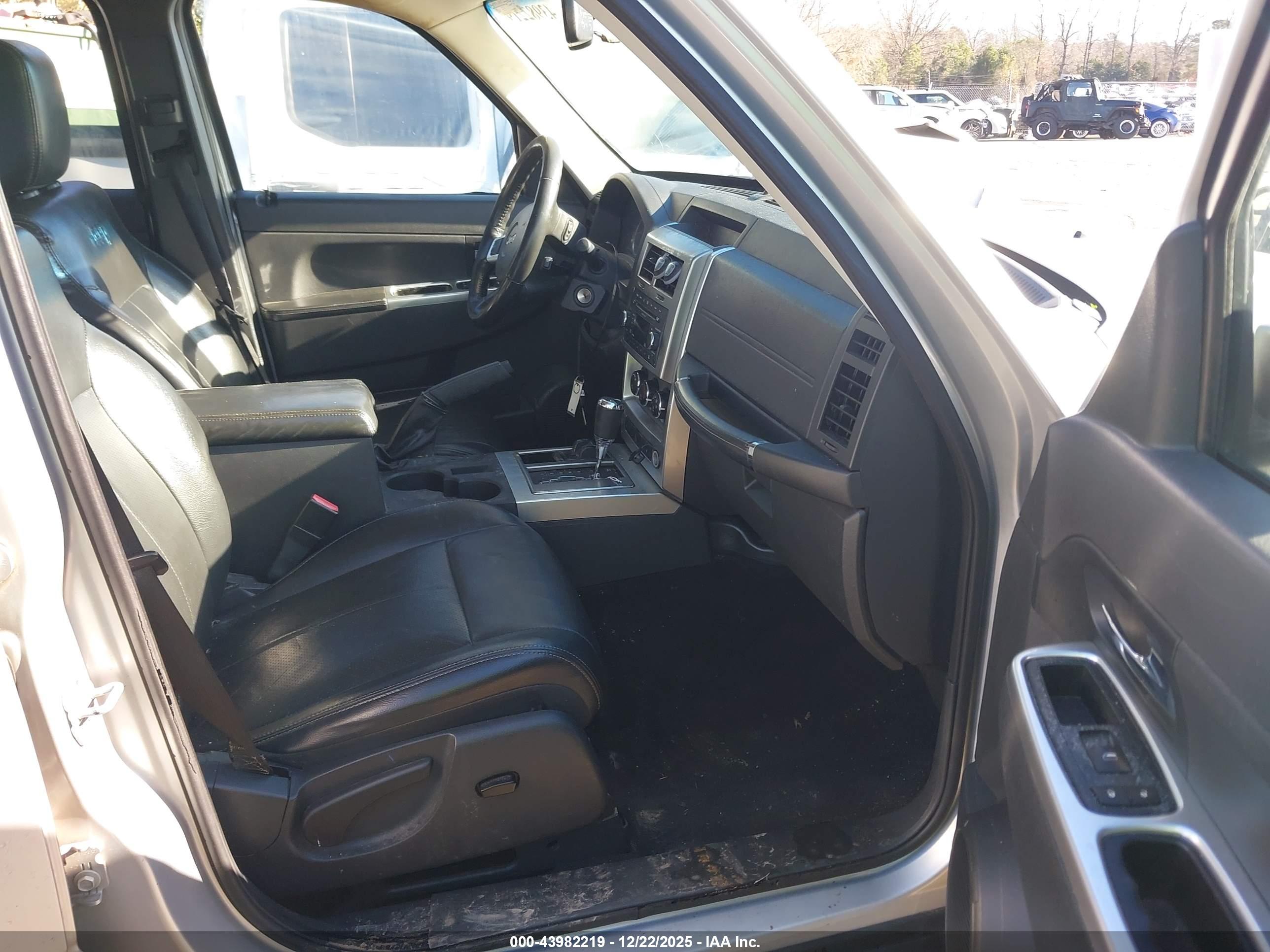 JEEP LIBERTY image 5