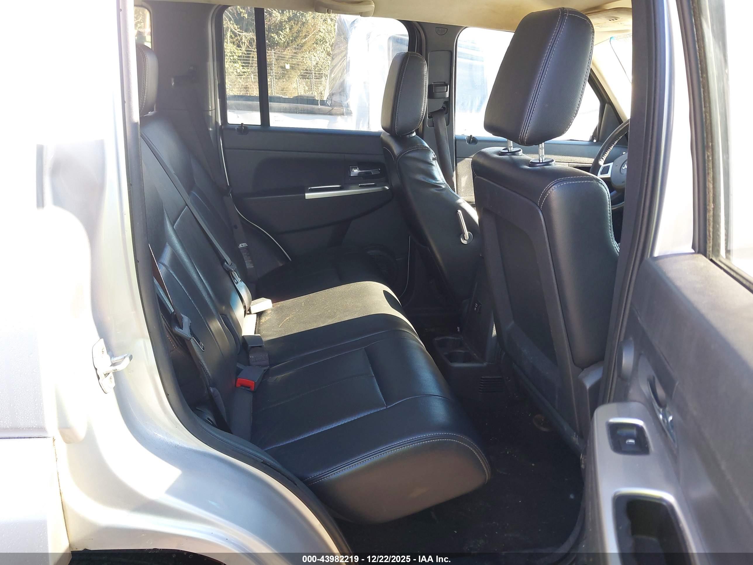 JEEP LIBERTY image 8