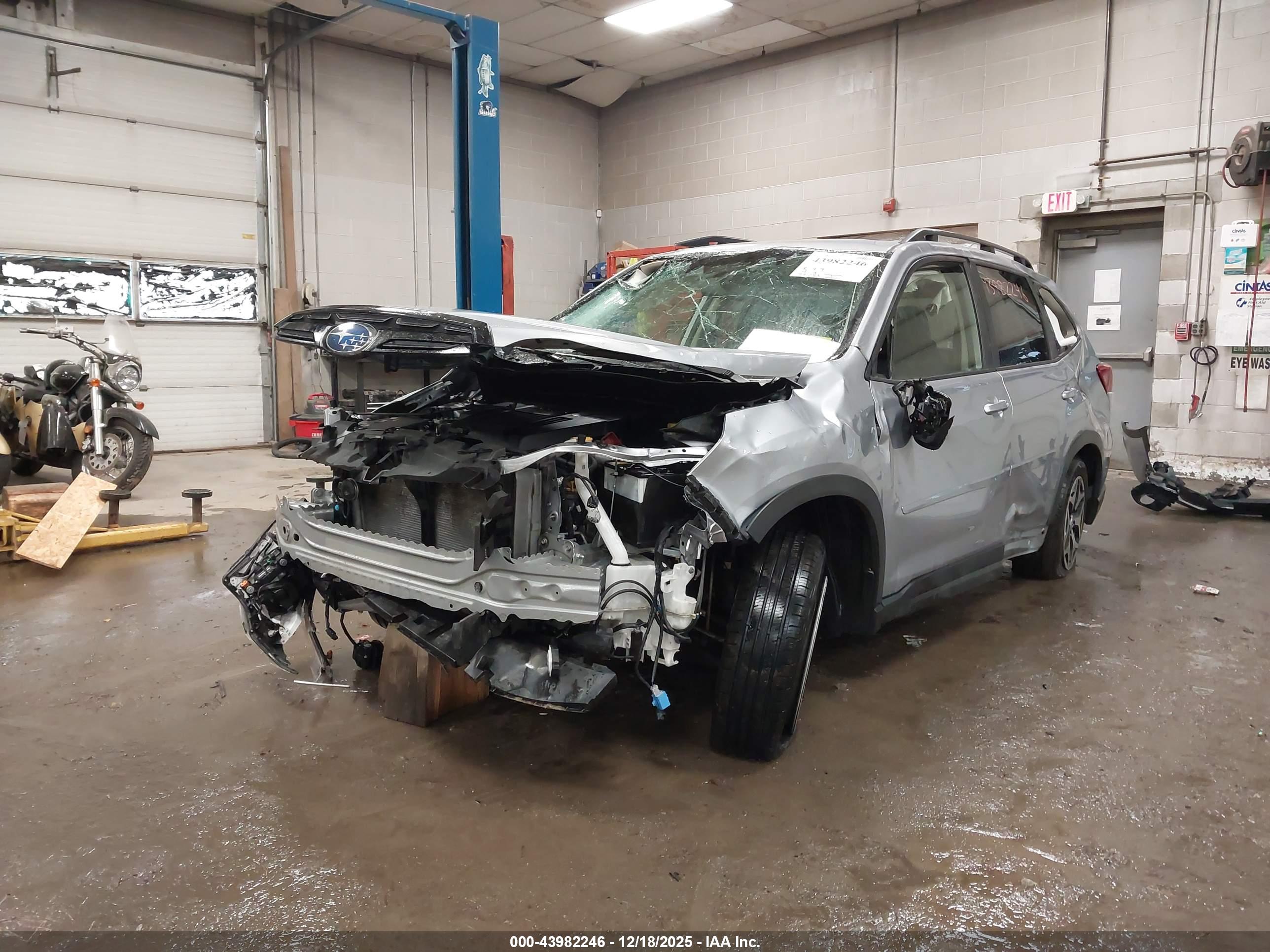 SUBARU FORESTER image 2