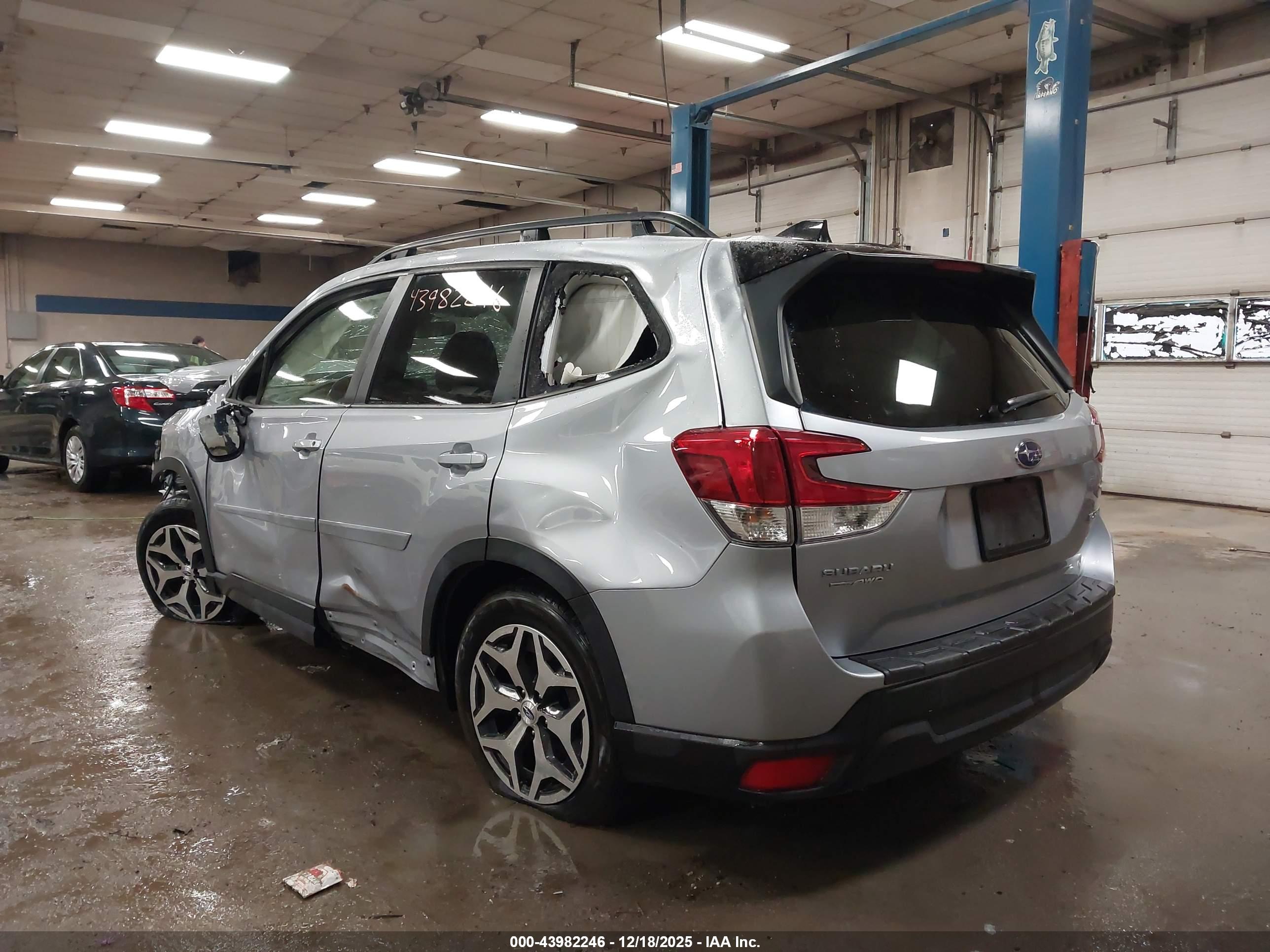 SUBARU FORESTER image 3