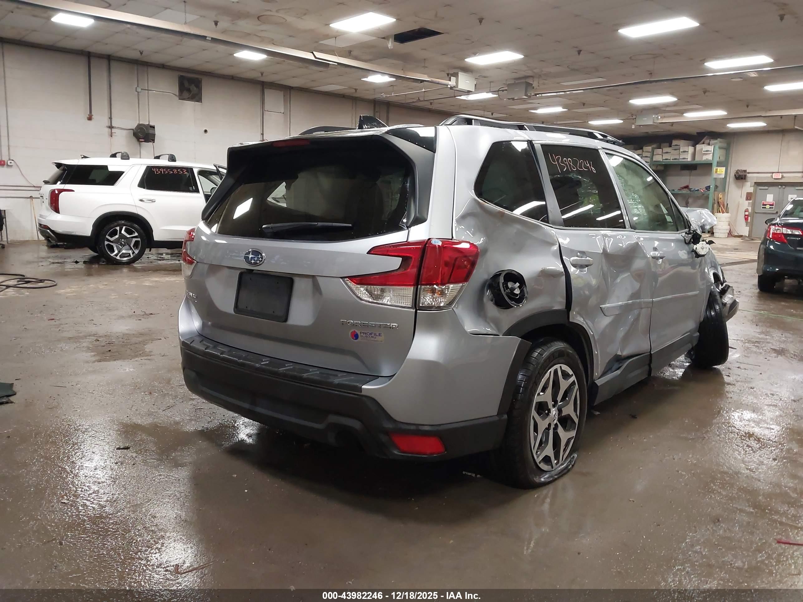 SUBARU FORESTER image 4