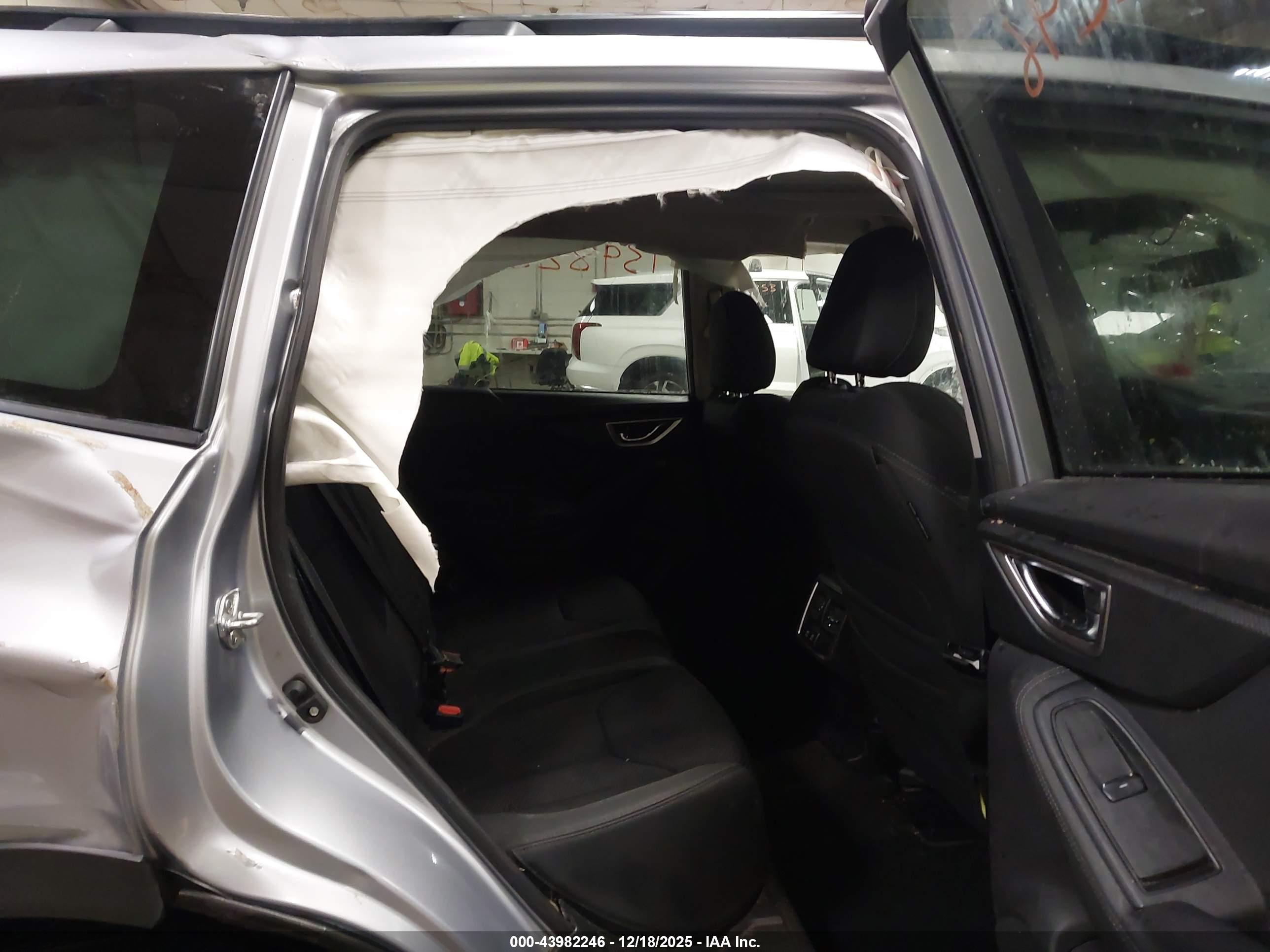SUBARU FORESTER image 8