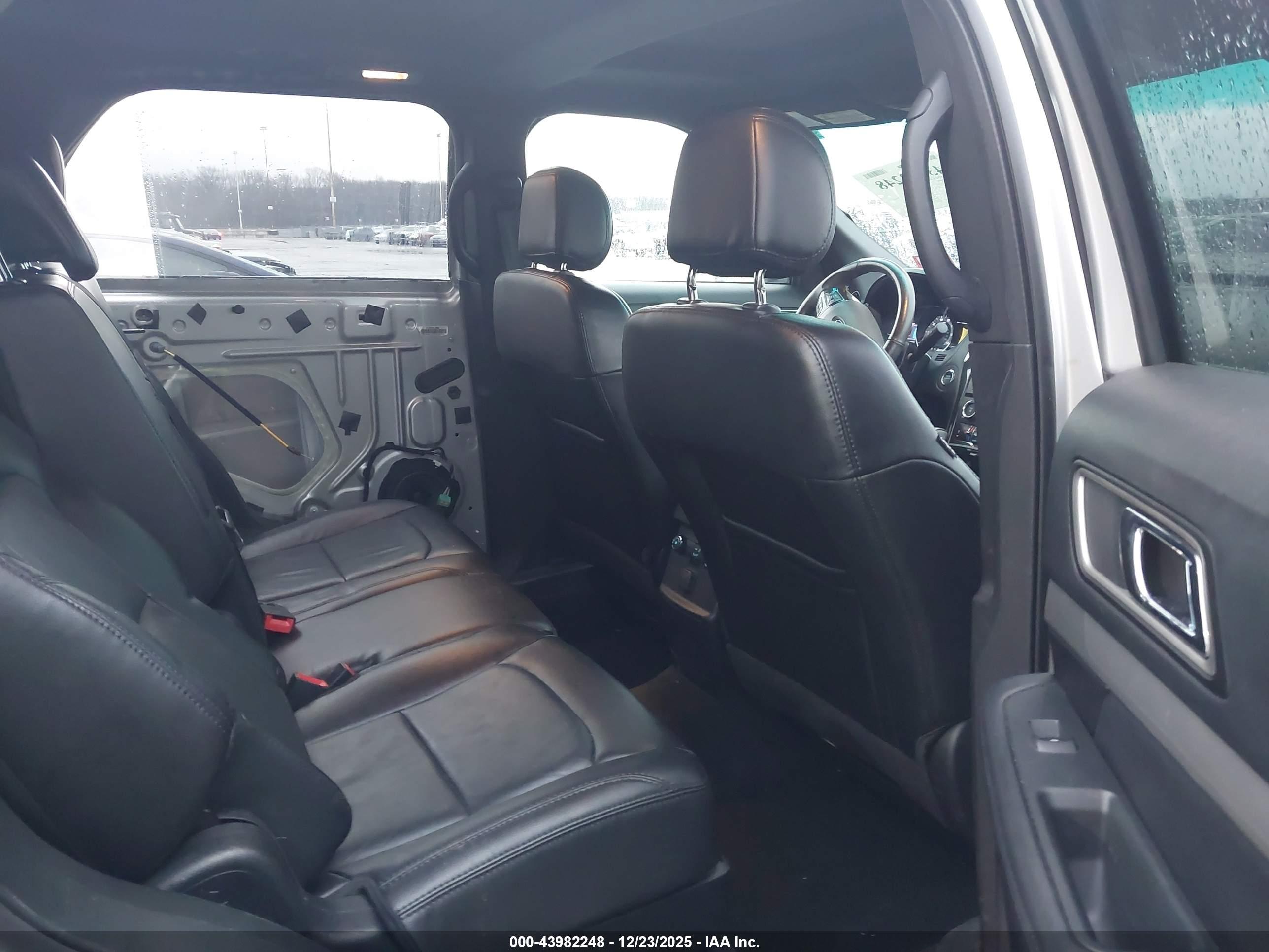FORD EXPLORER image 8