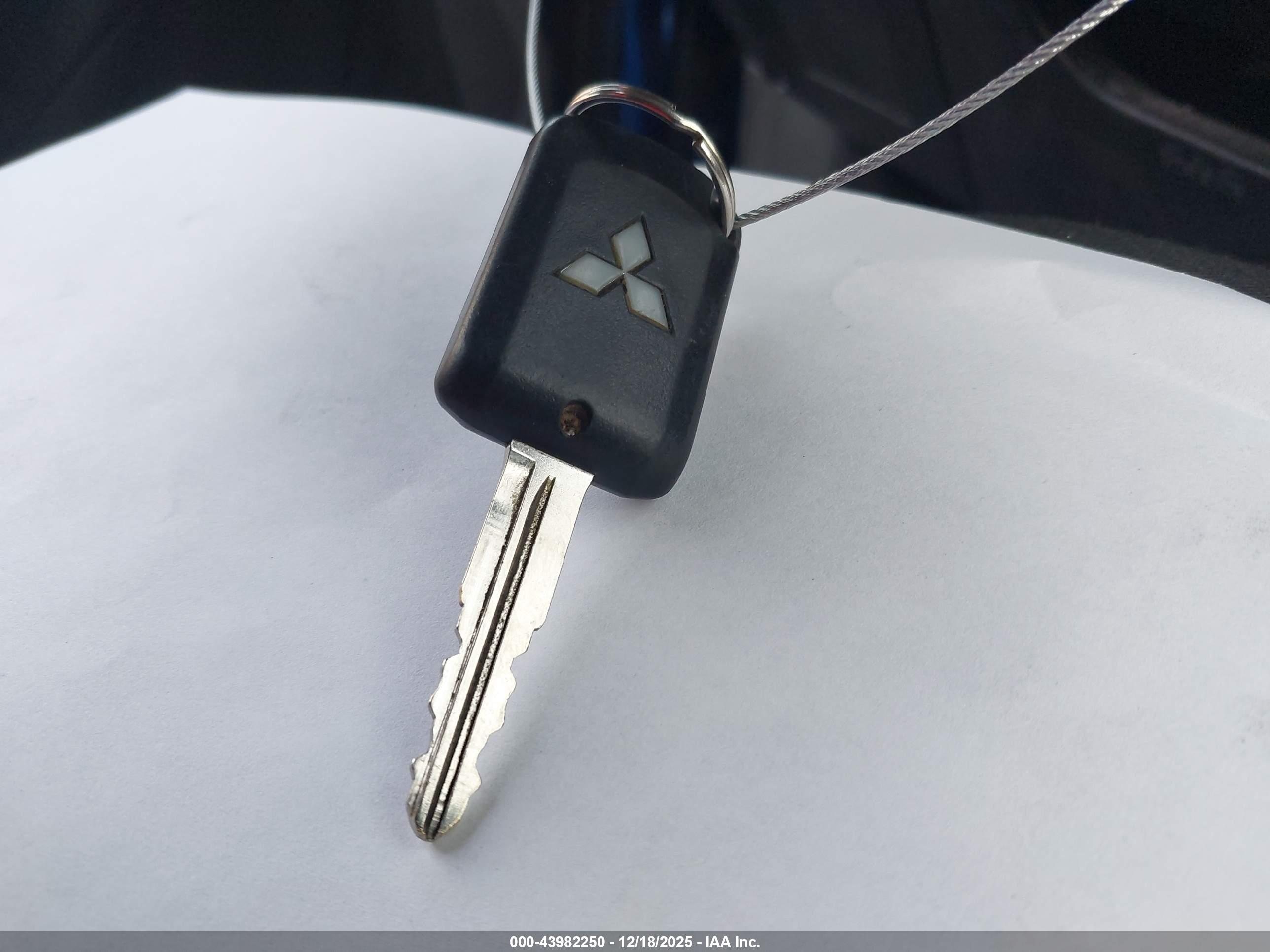 MITSUBISHI OUTLANDER image 11