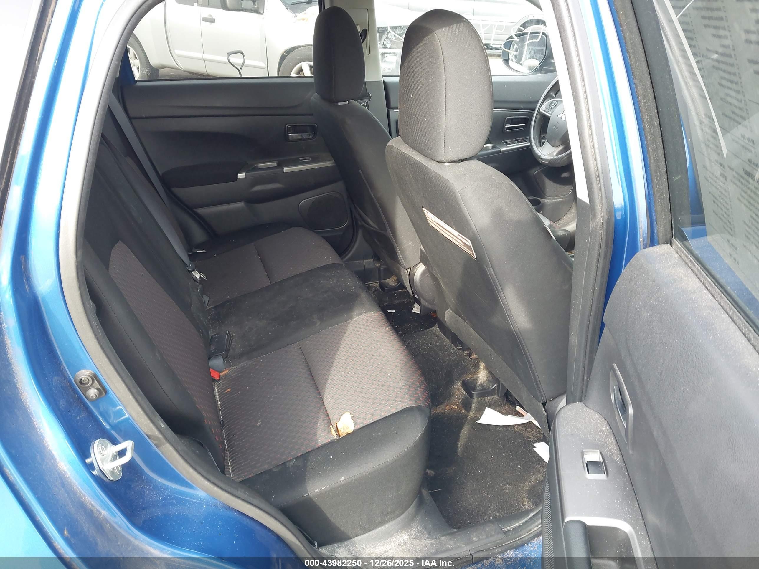 MITSUBISHI OUTLANDER image 8
