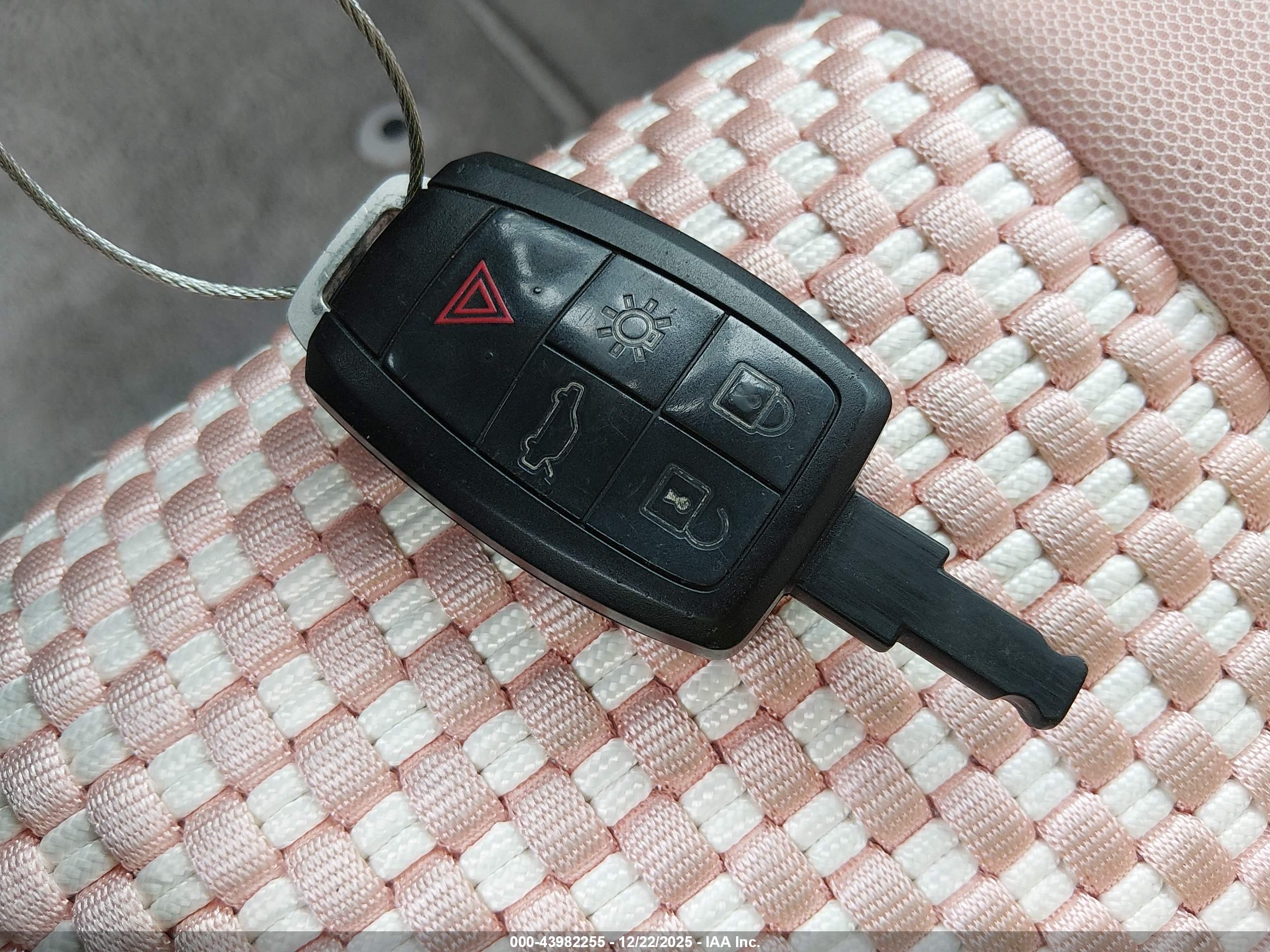 VOLVO C70 image 11