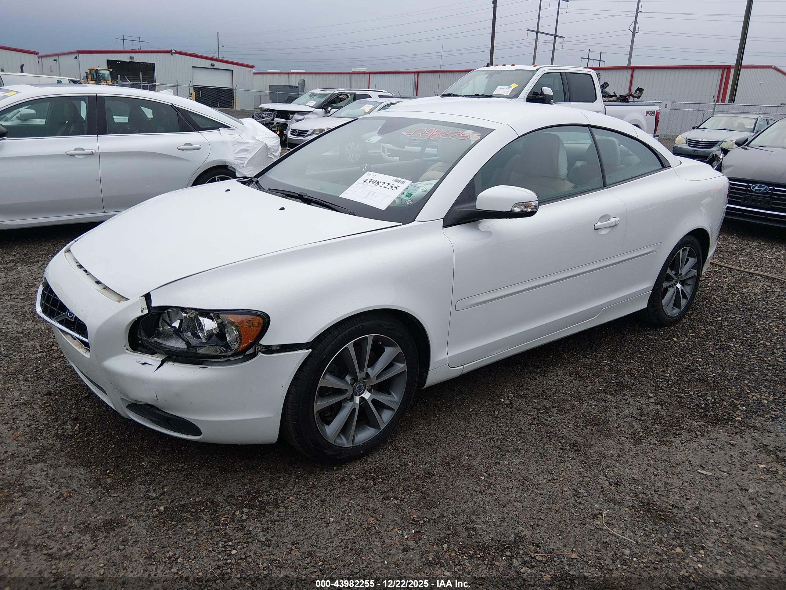 VOLVO C70 image 2