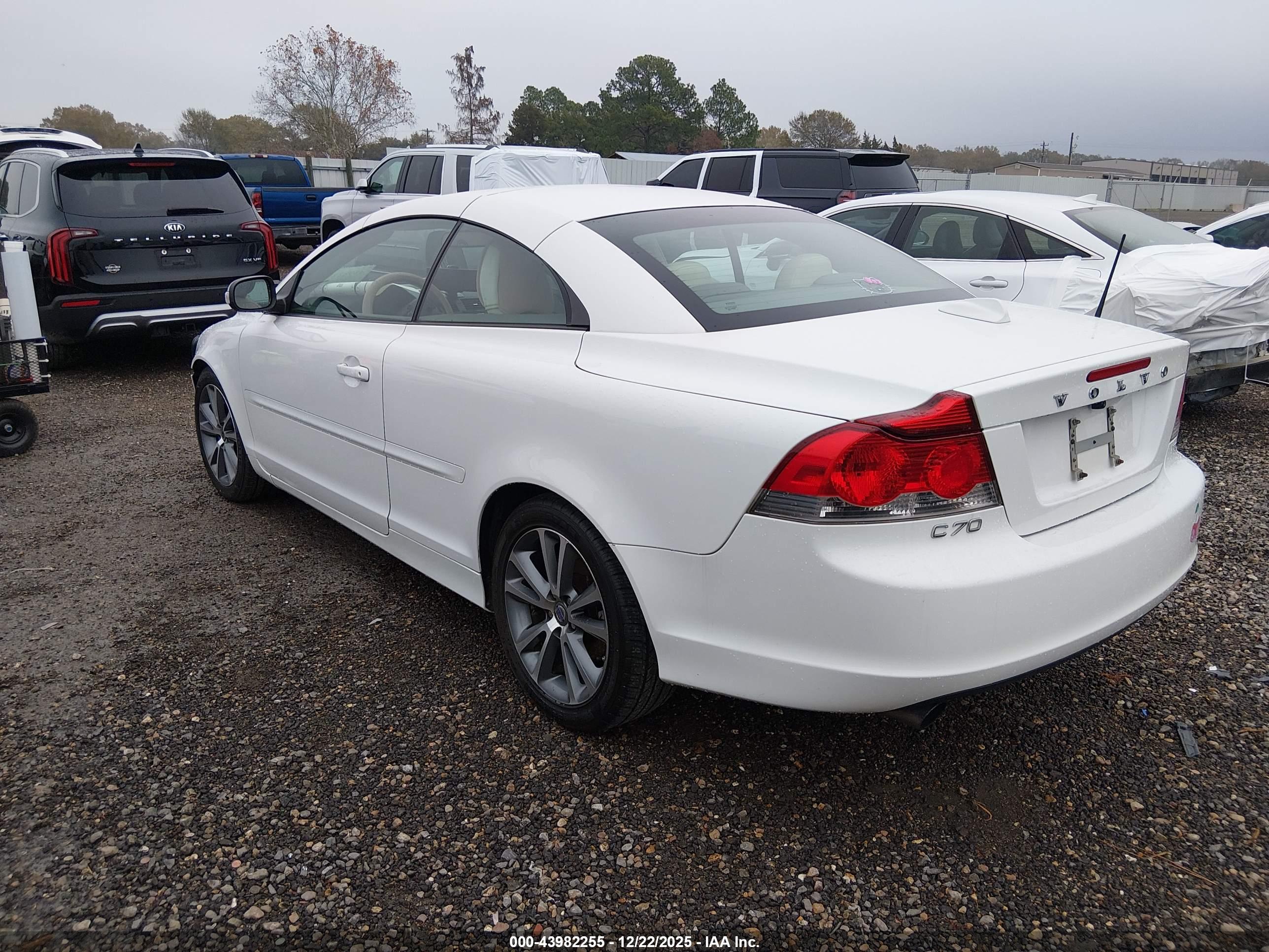 VOLVO C70 image 3
