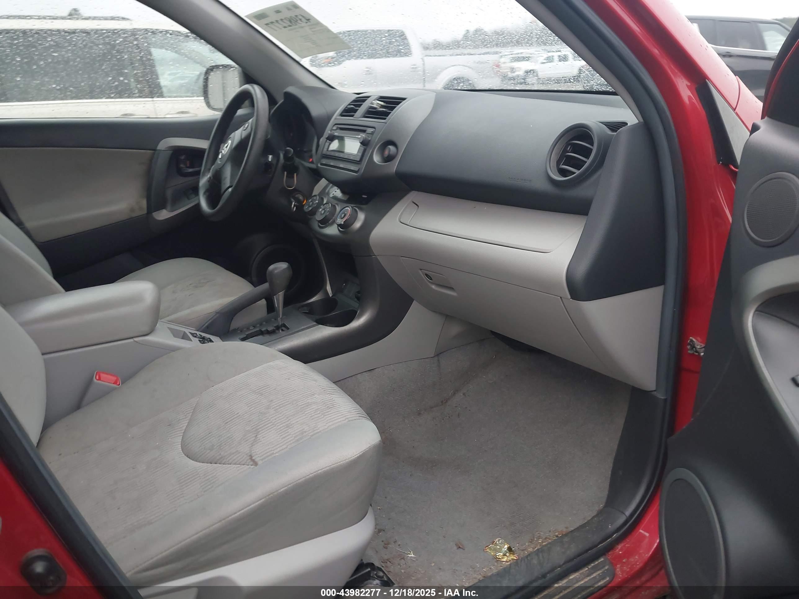 TOYOTA RAV4 image 5