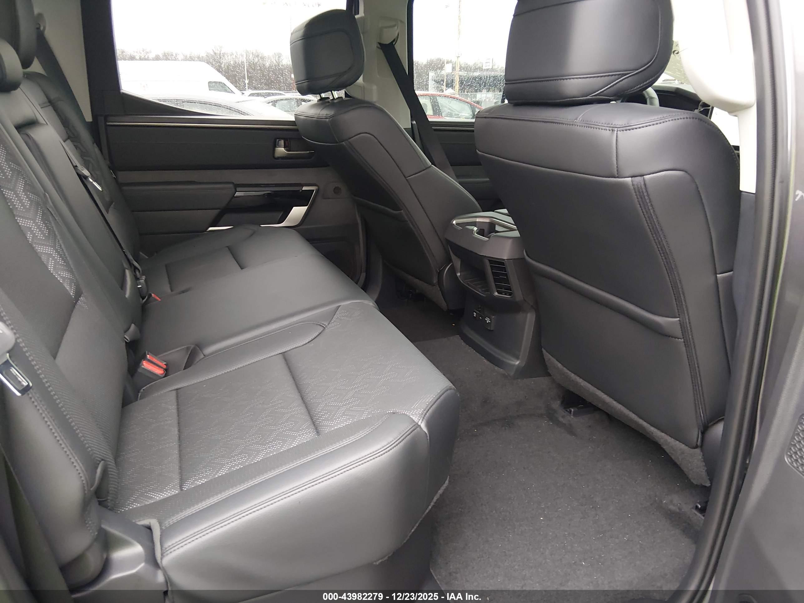 TOYOTA TUNDRA image 8
